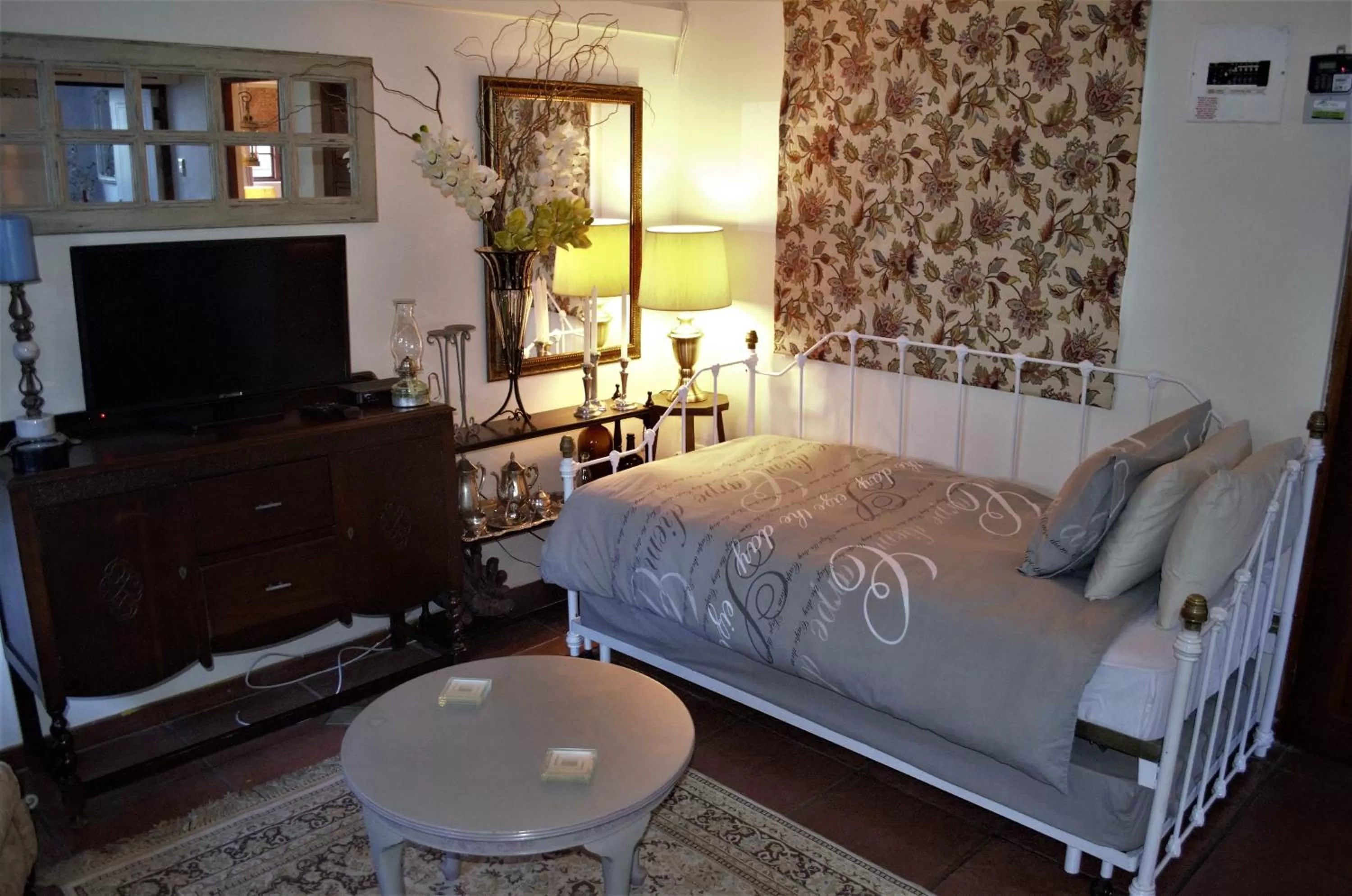 Living room, Bed in 79 On Ridge