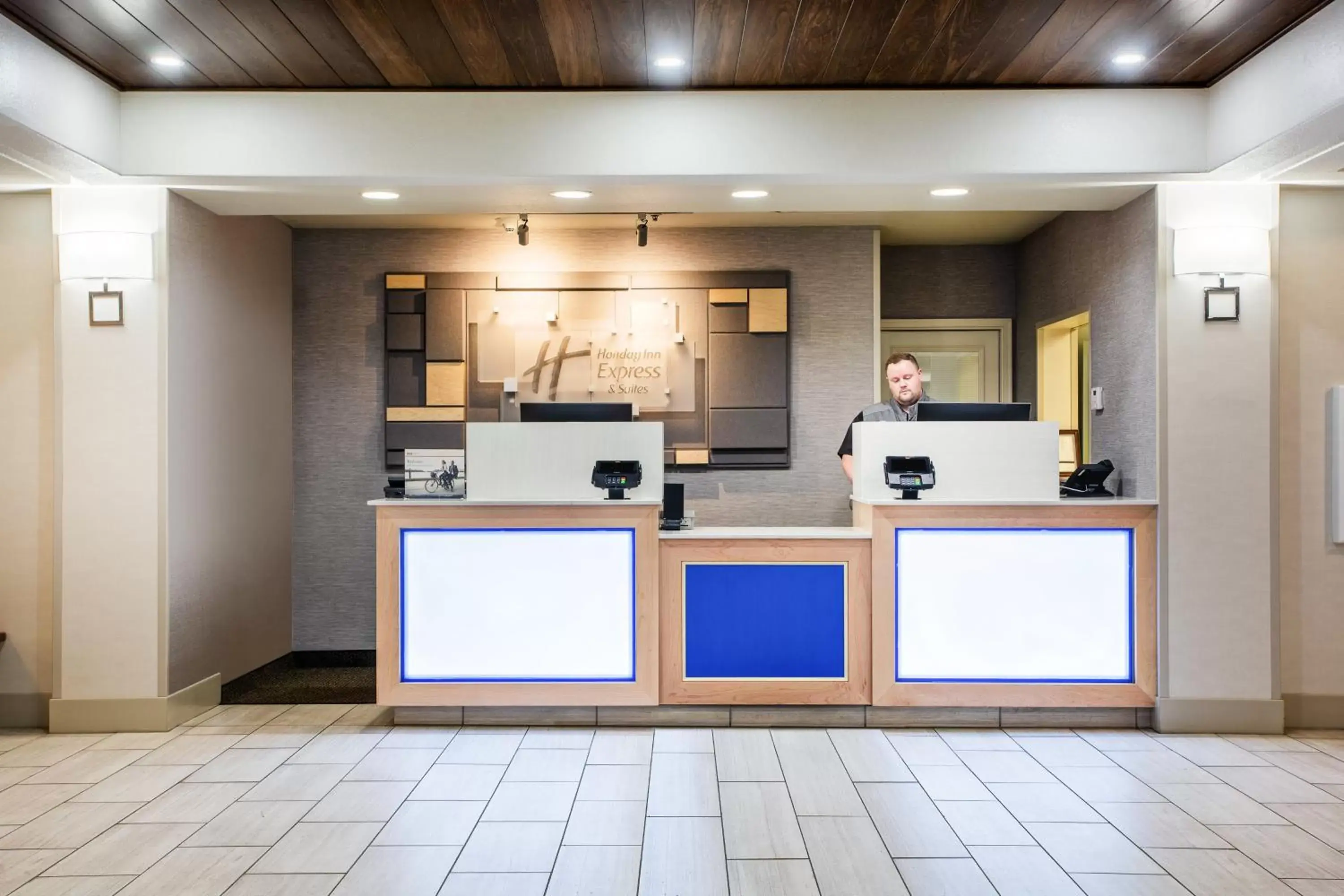 Property building, Lobby/Reception in Holiday Inn Express Hotel & Suites Lewisburg, an IHG Hotel