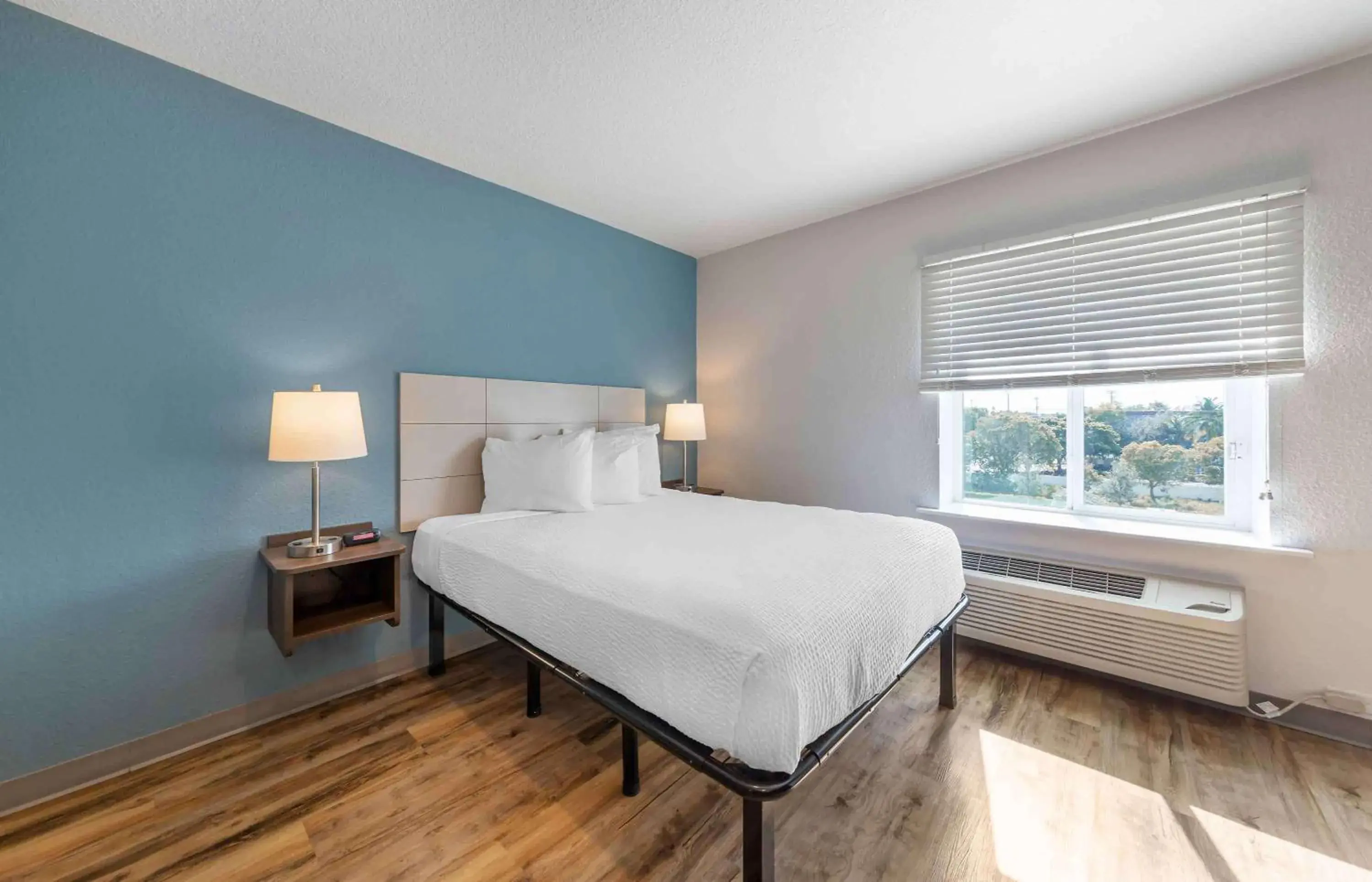Bedroom, Bed in Extended Stay America Suites - Deerfield Beach