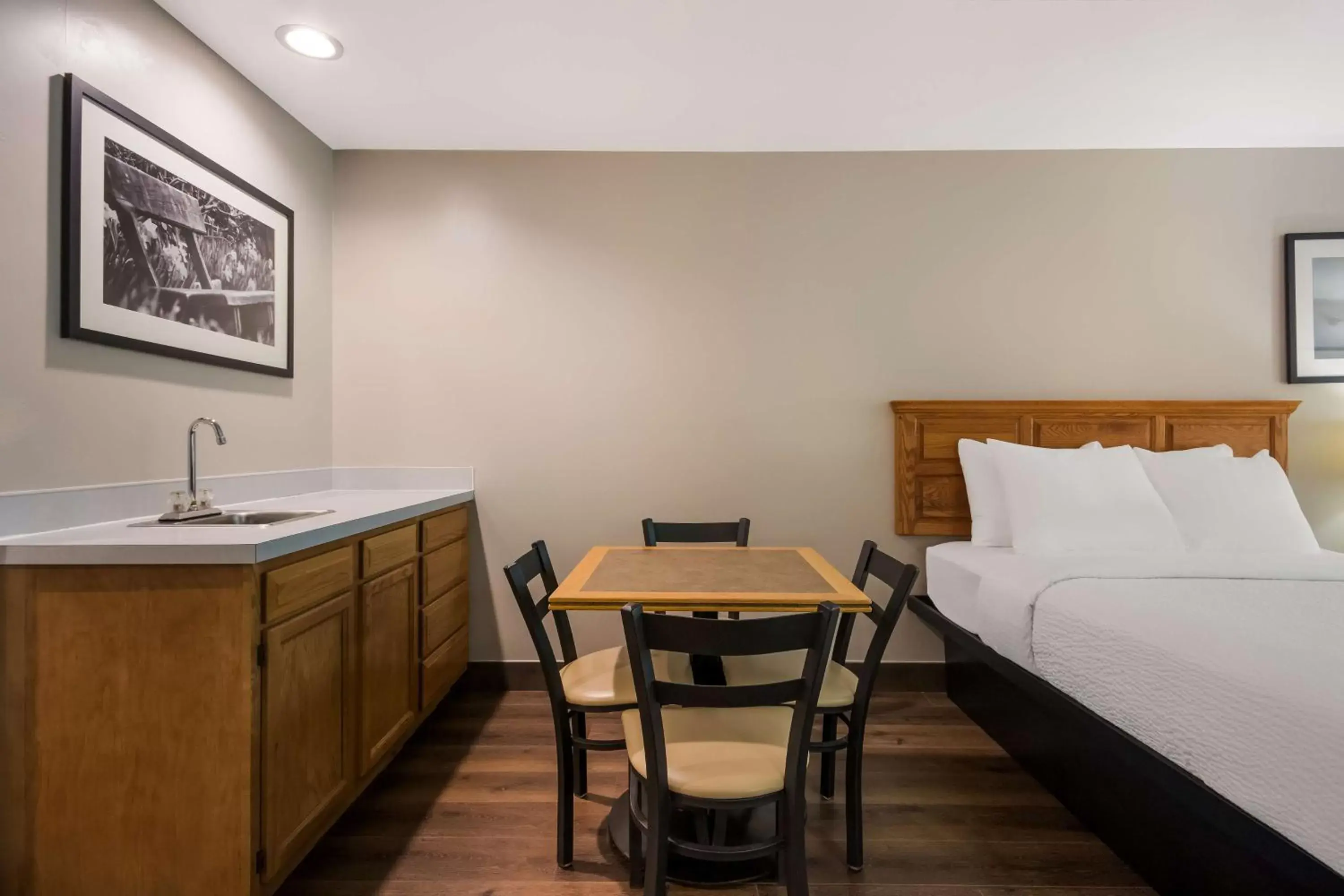 Bedroom in SureStay Plus Hotel by Best Western Rexburg