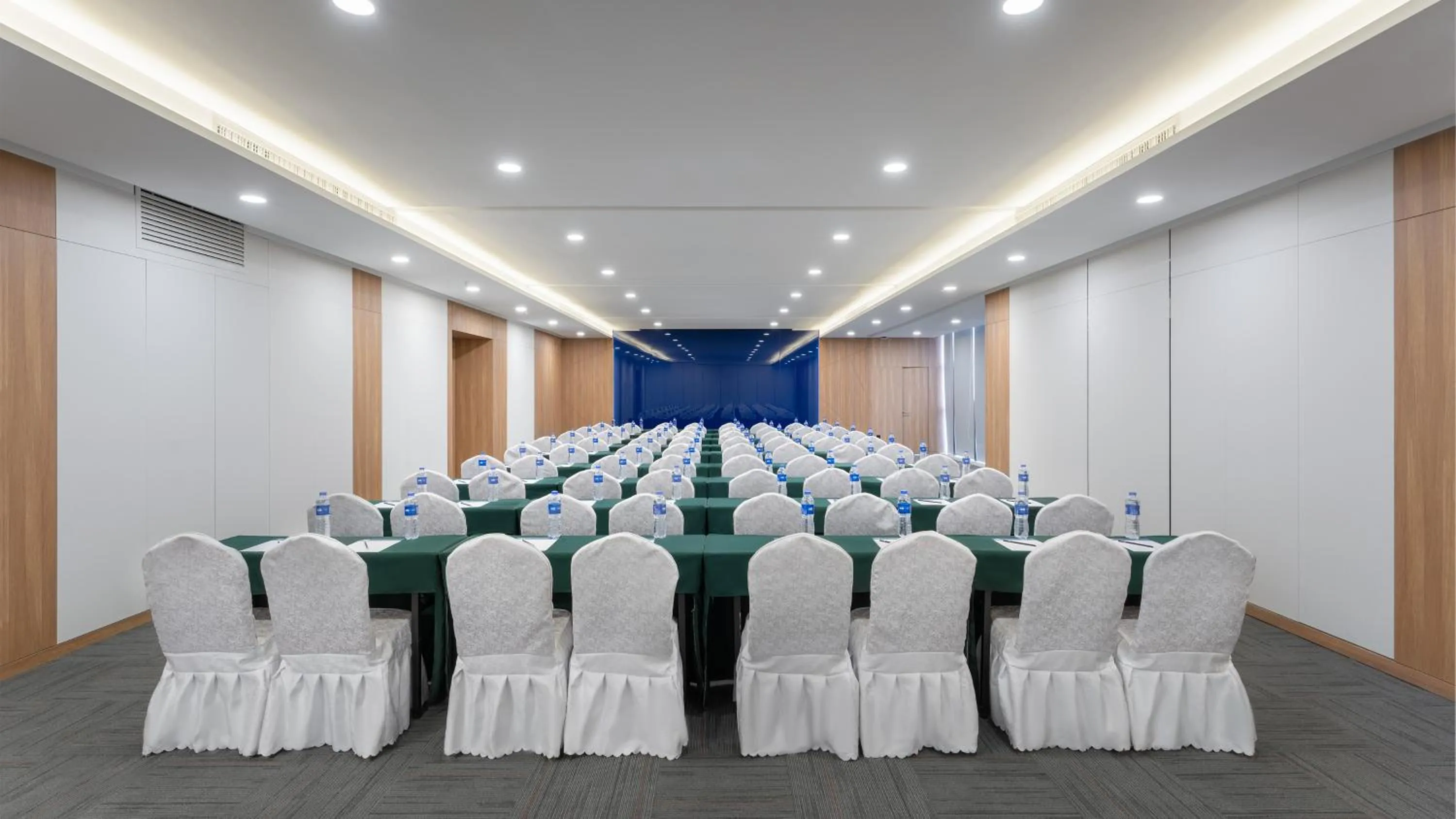 Meeting/conference room in Holiday Inn Express Kunming Panlong by IHG