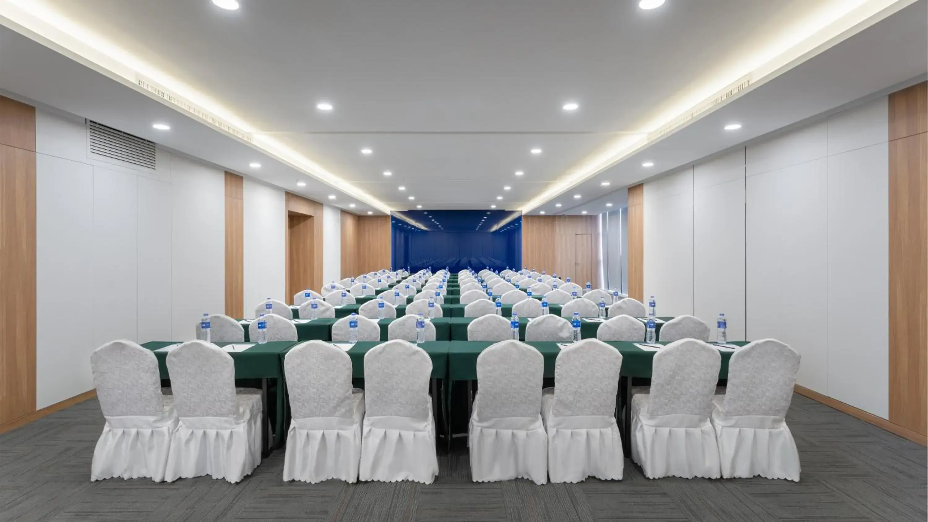 Meeting/conference room in Holiday Inn Express Kunming Panlong, an IHG Hotel