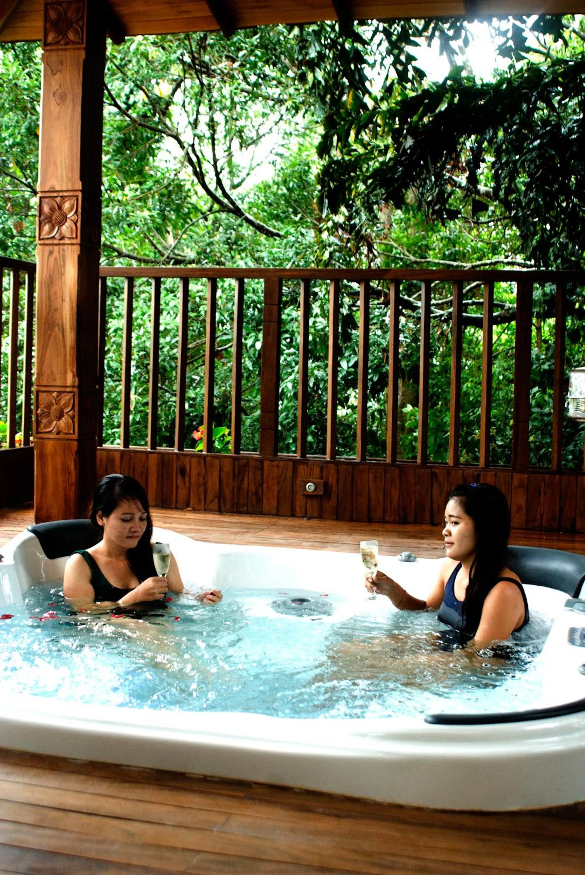 Hot Tub in Randholee Resort & Spa