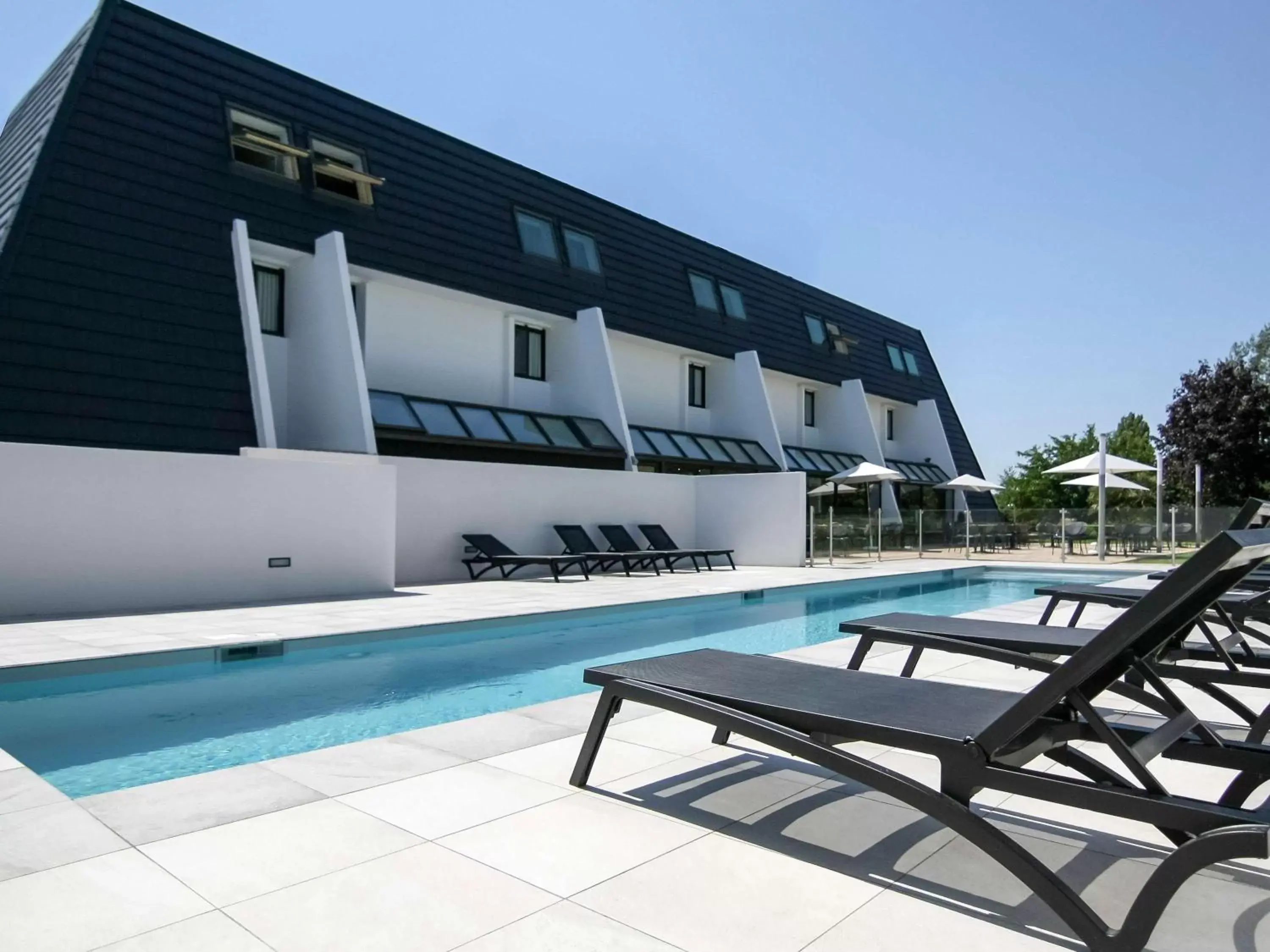 Property building, Swimming Pool in Ibis Styles Toulouse Labège
