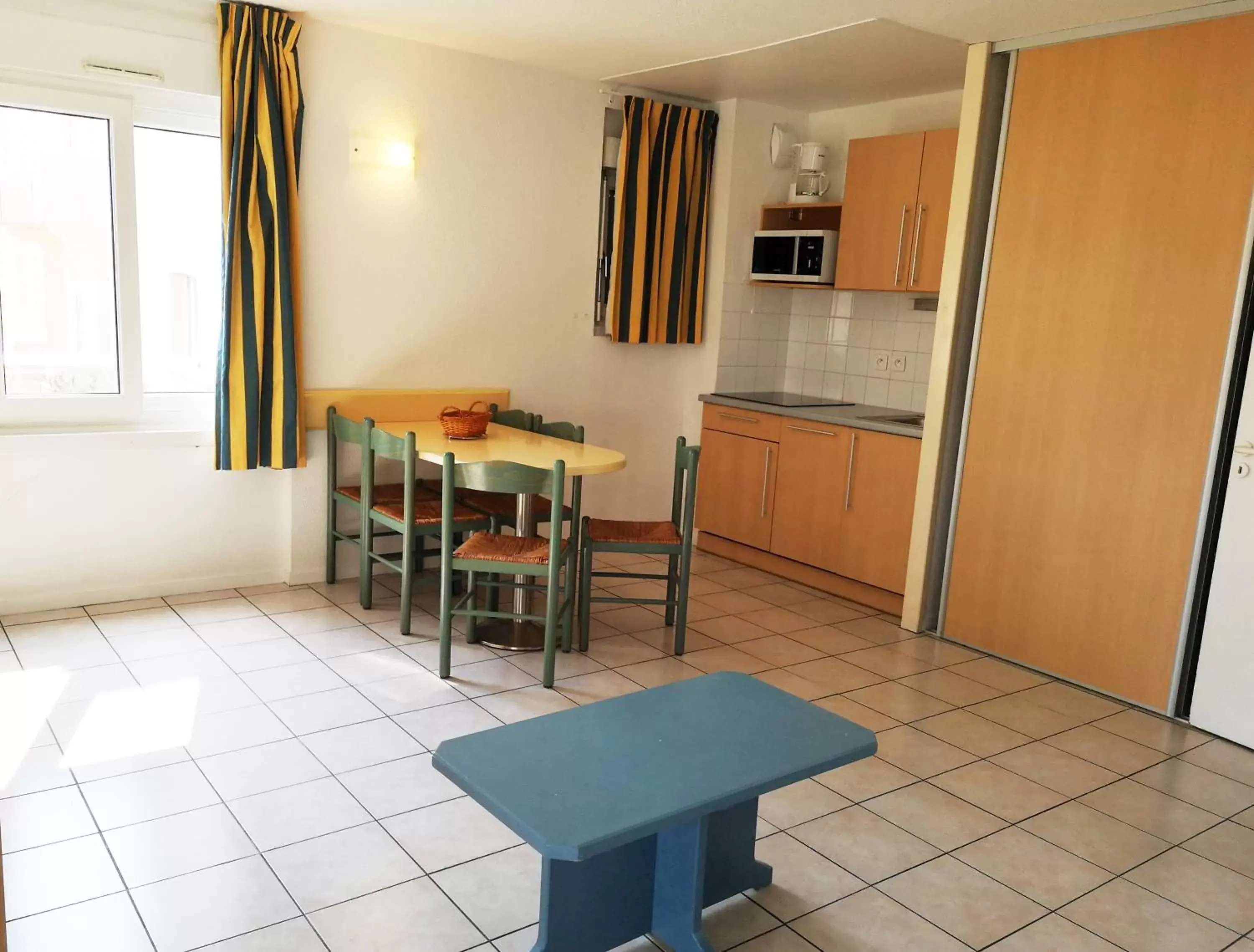 Kitchen or kitchenette, Dining Area in Résidence Mer & Golf Eugénie