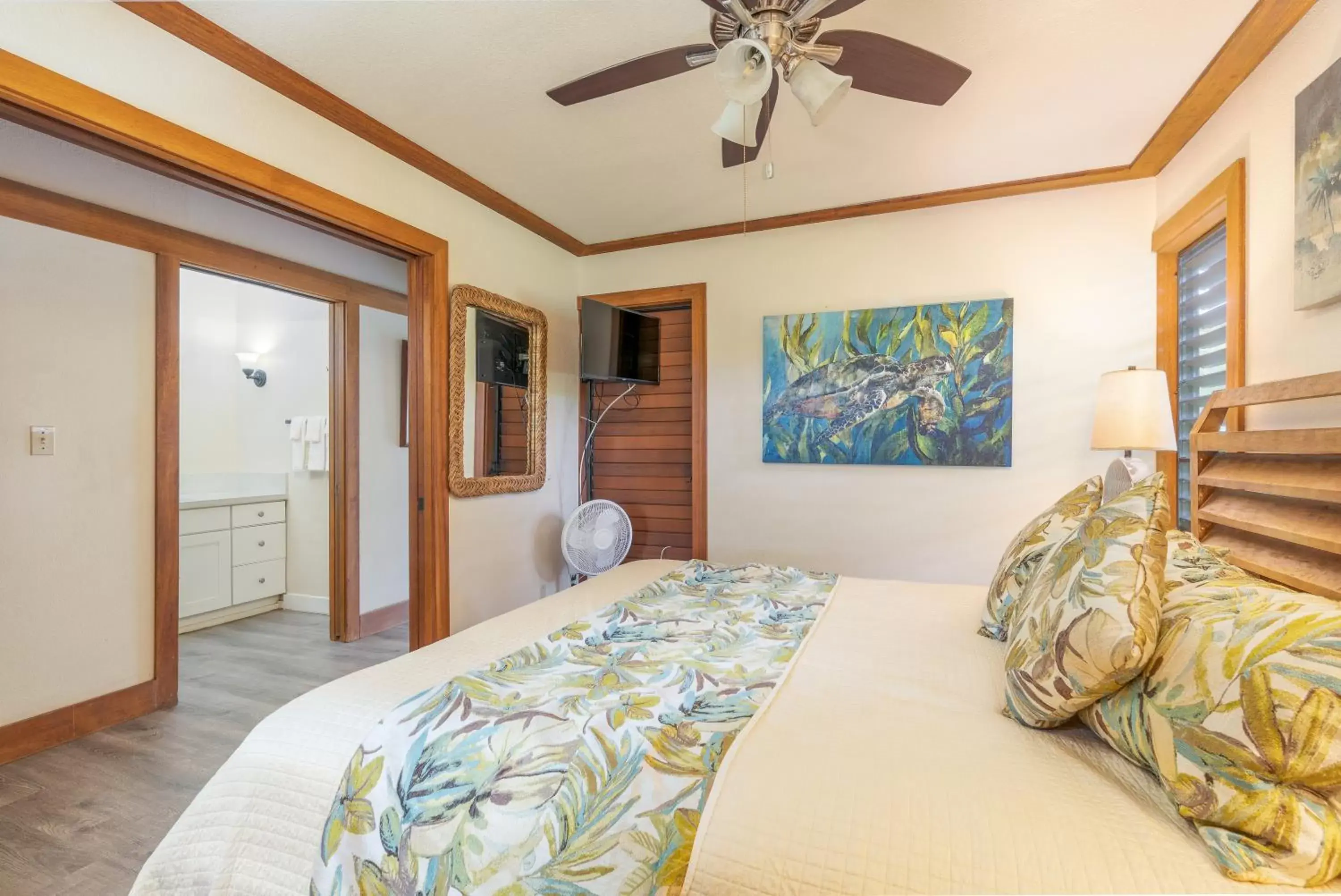 Bed in Castle Kiahuna Plantation & The Beach Bungalows