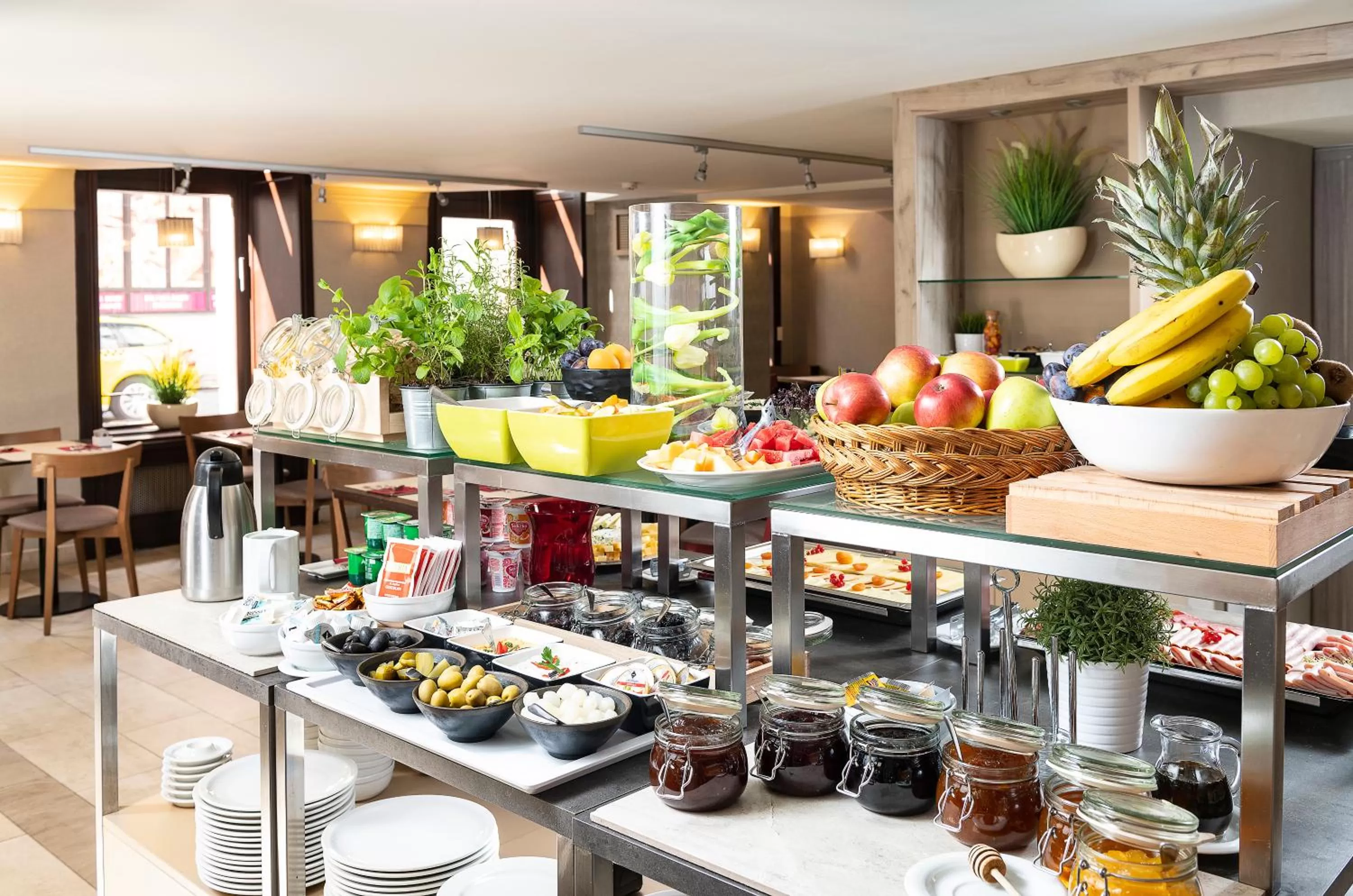 Restaurant/places to eat in Three Corners Hotel Art