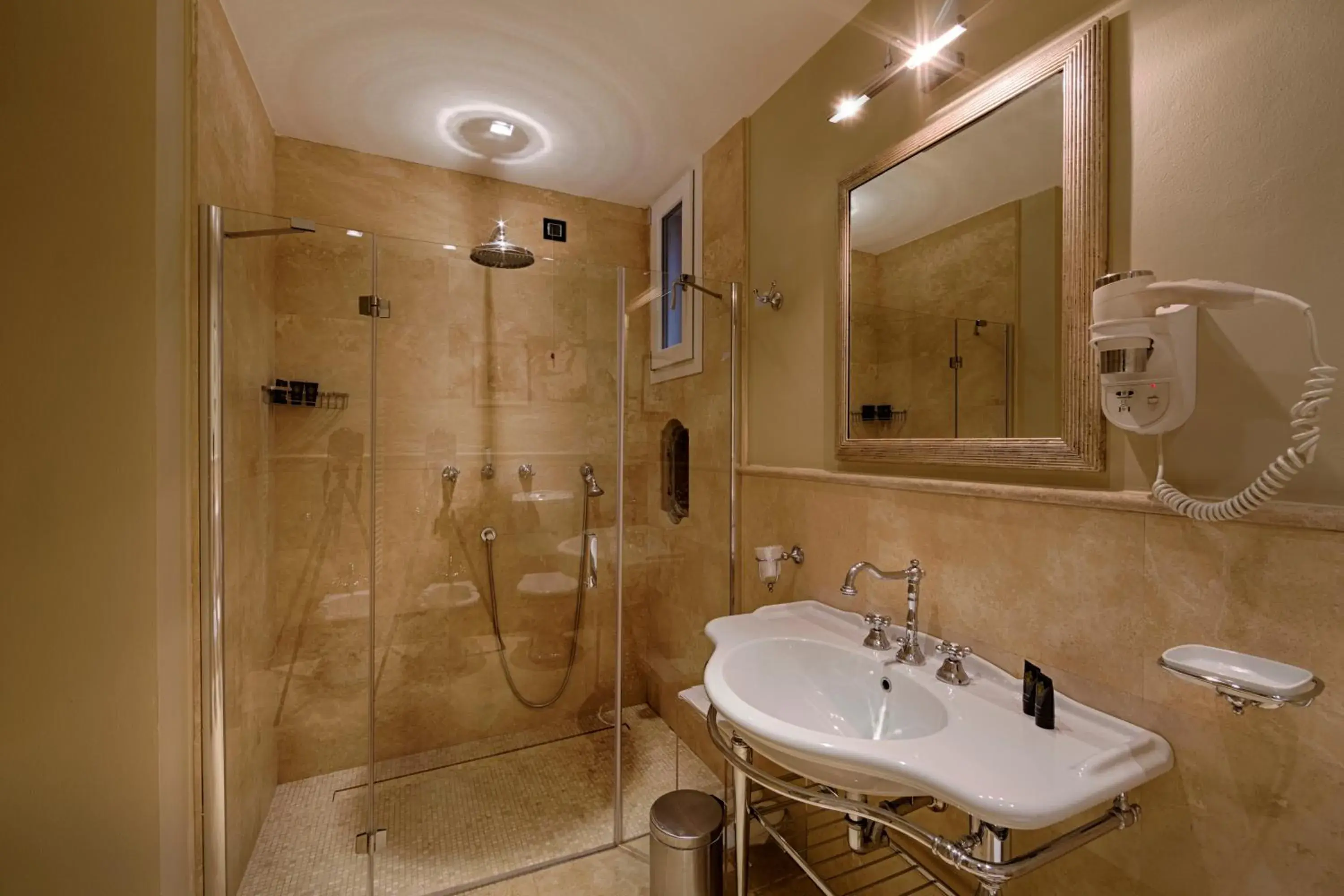 Shower, Bathroom in Palazzo Guicciardini