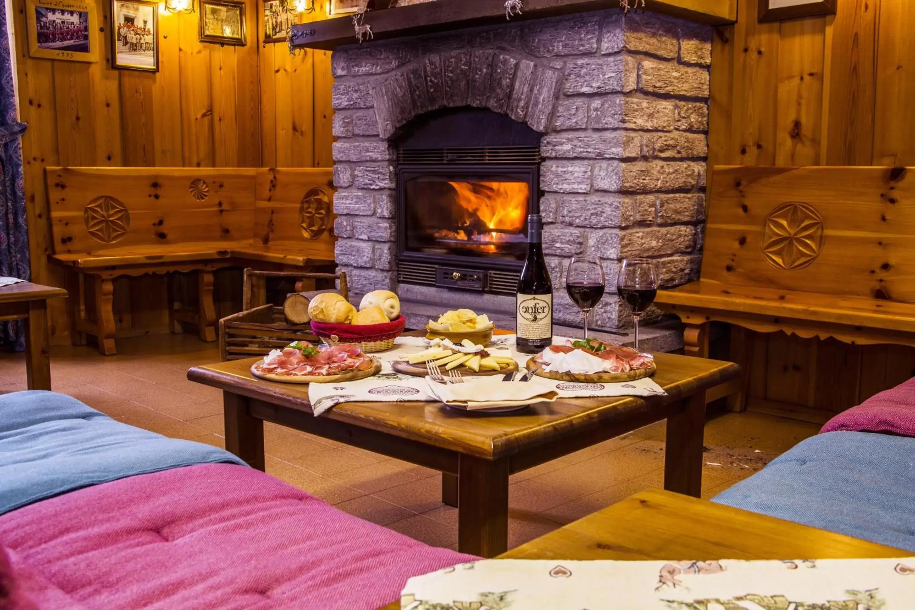 Communal lounge/ TV room in Hotel Des Glaciers