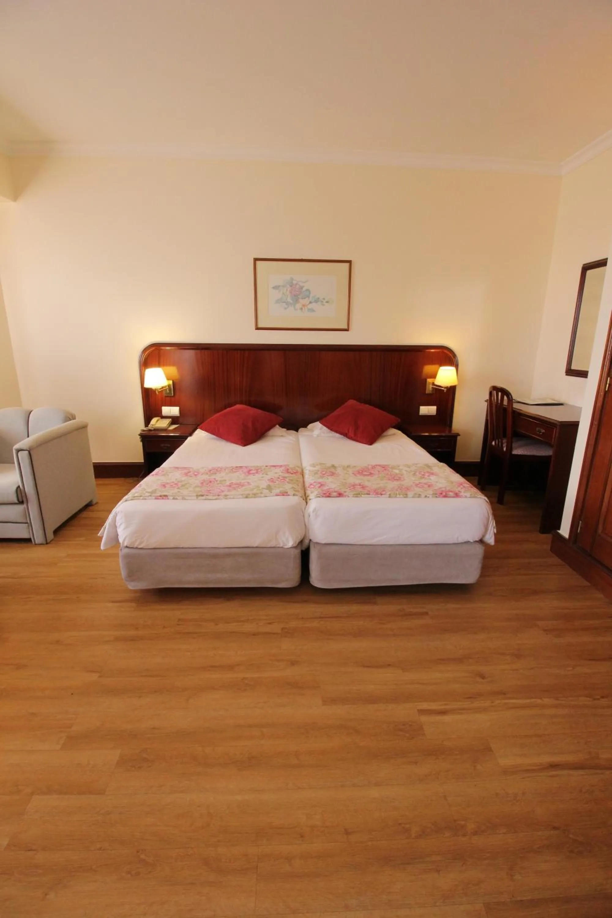 Bathroom, Bed in Suite Hotel Jardins Da Ajuda