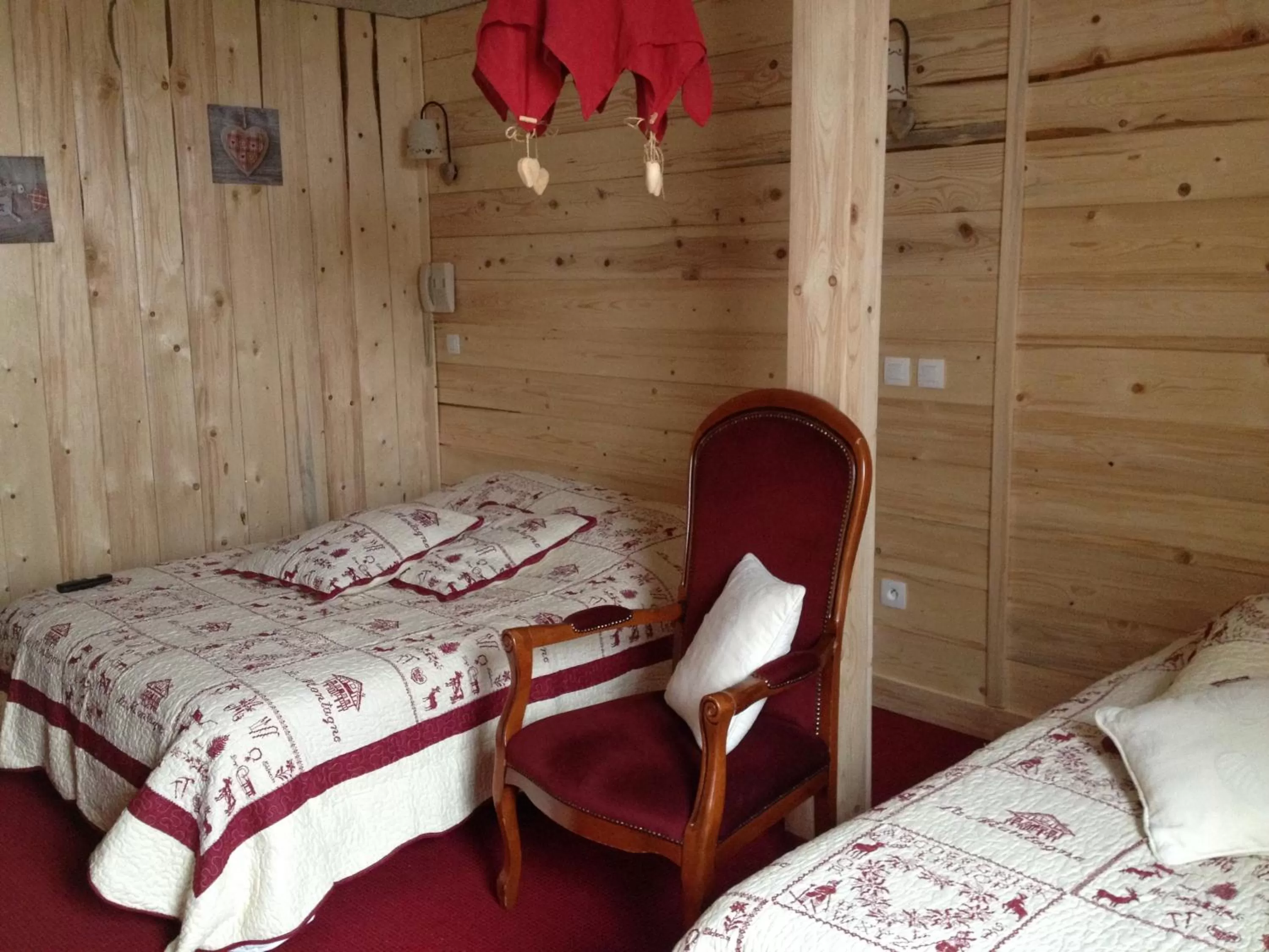 Bed in Hôtel Le Dauphin