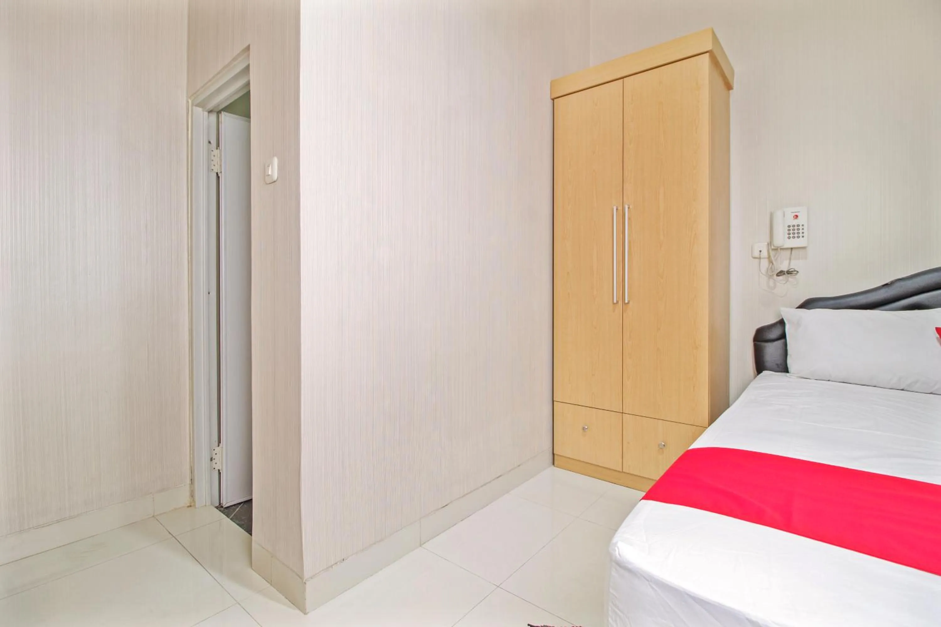 Bathroom, Bed in RedDoorz @ Mangga Besar 2