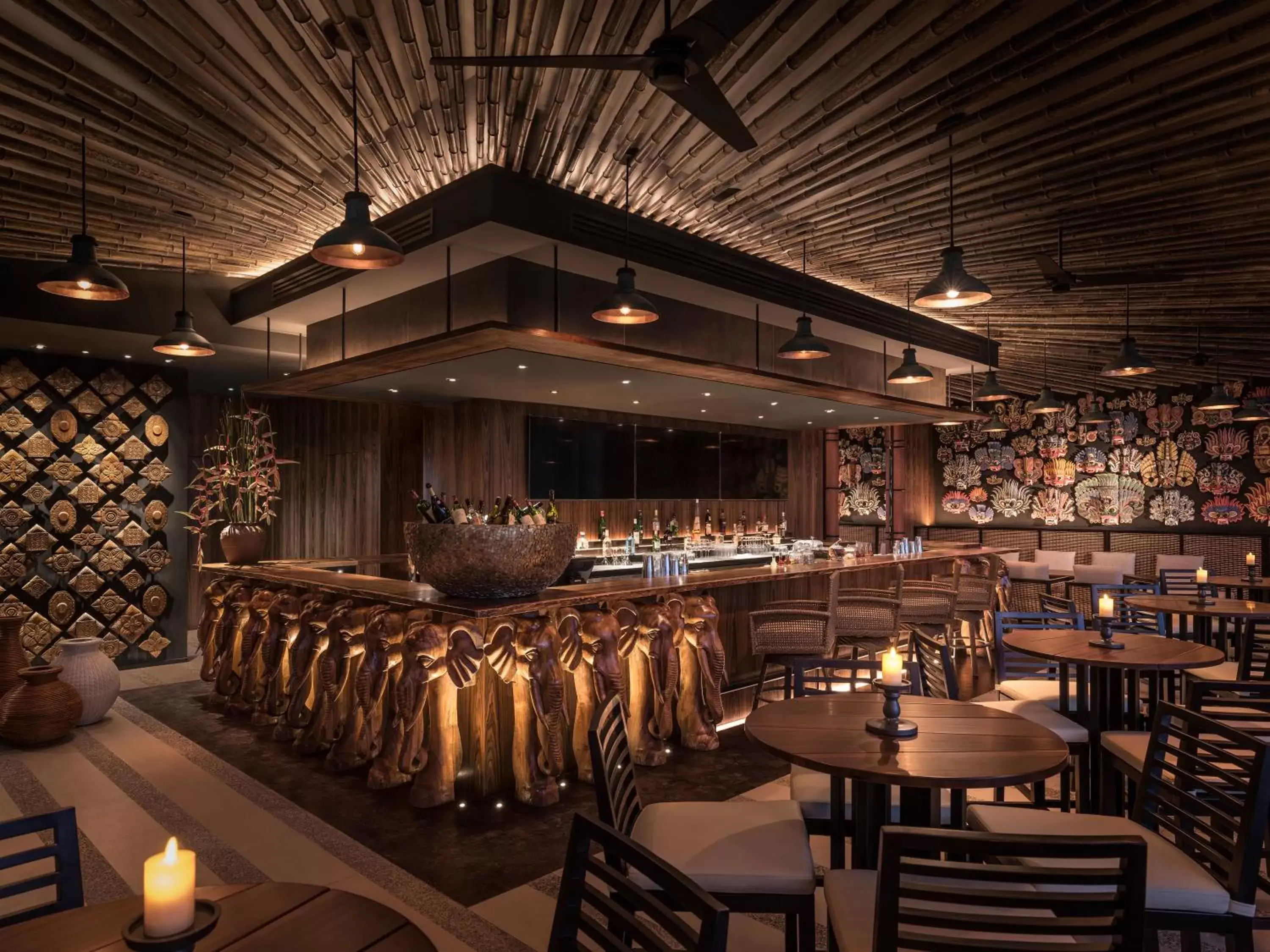 Lounge or bar in Shangri-La Colombo Lounge or bar in Shangri-La Colombo