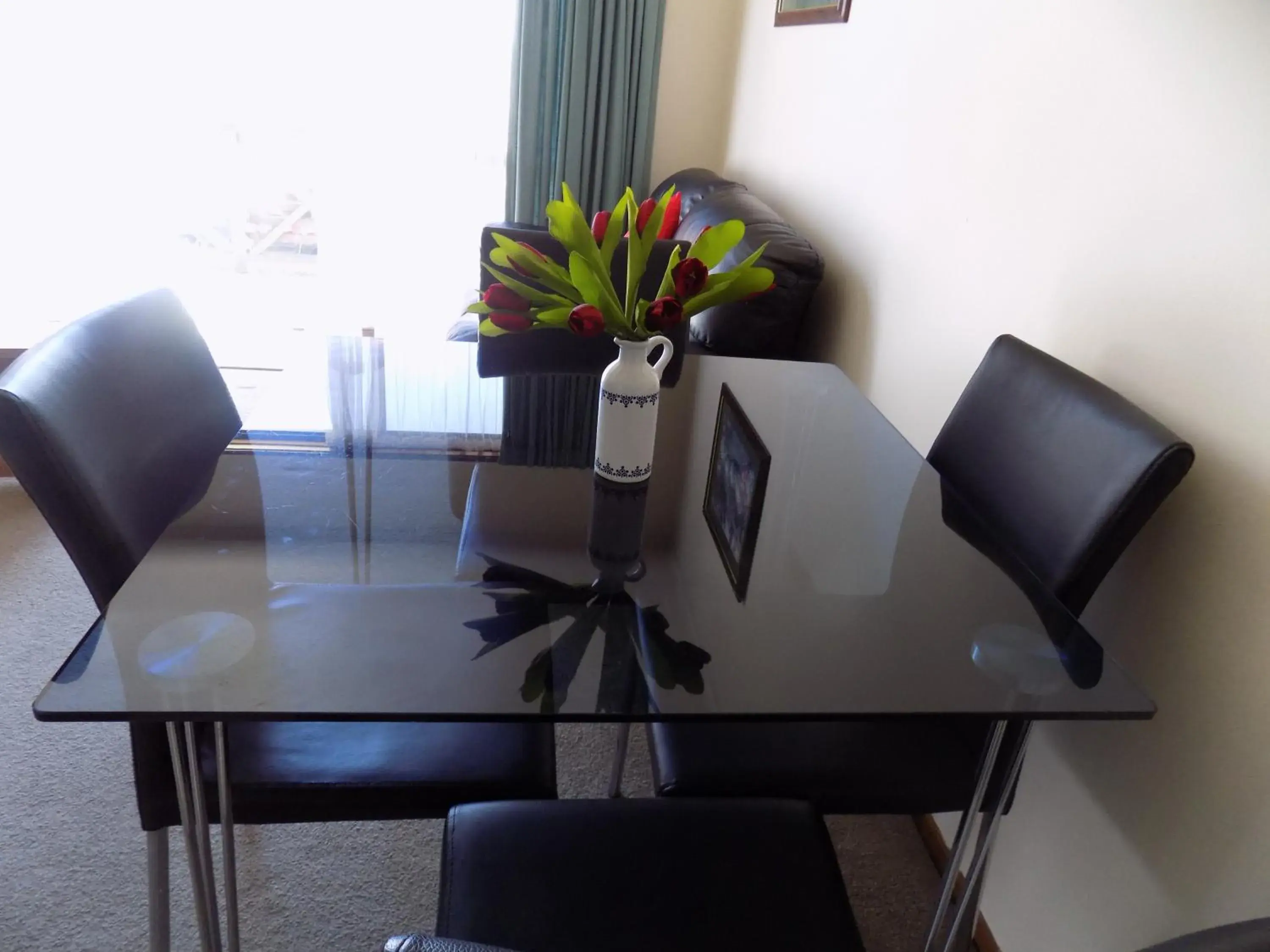 Living room, Dining Area in Garden City Motel