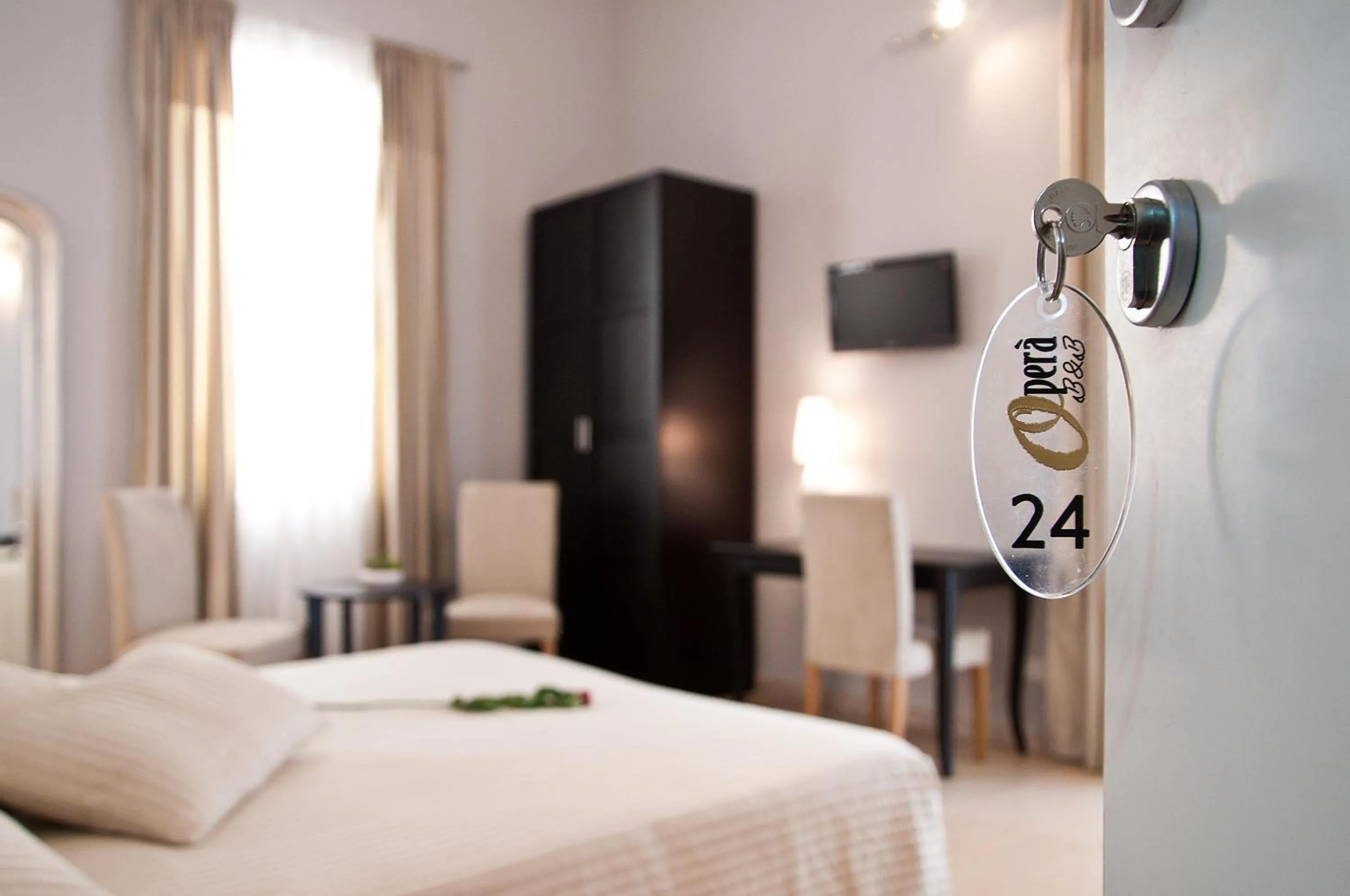 Photo of the whole room, Bed in Operà