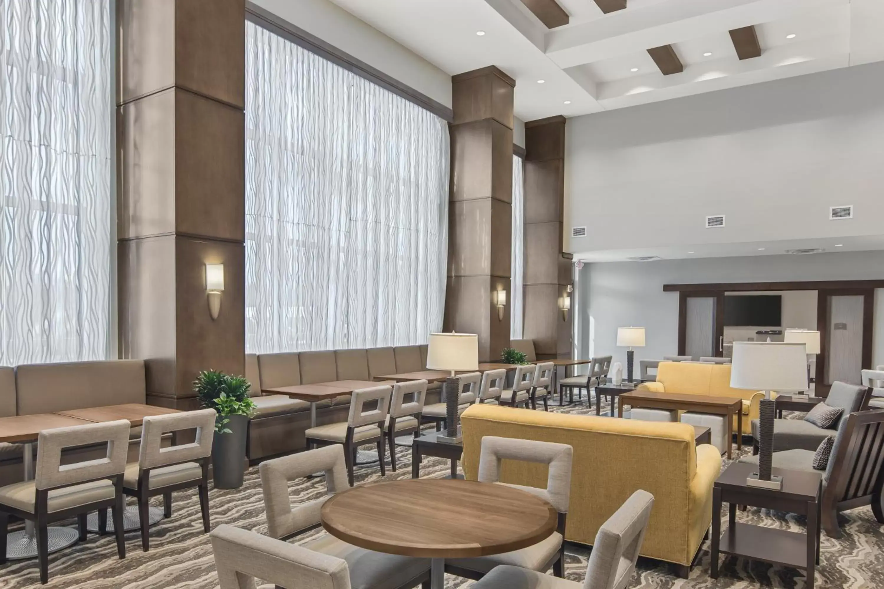 Breakfast, Lounge/Bar in Staybridge Suites - Florence Center, an IHG Hotel