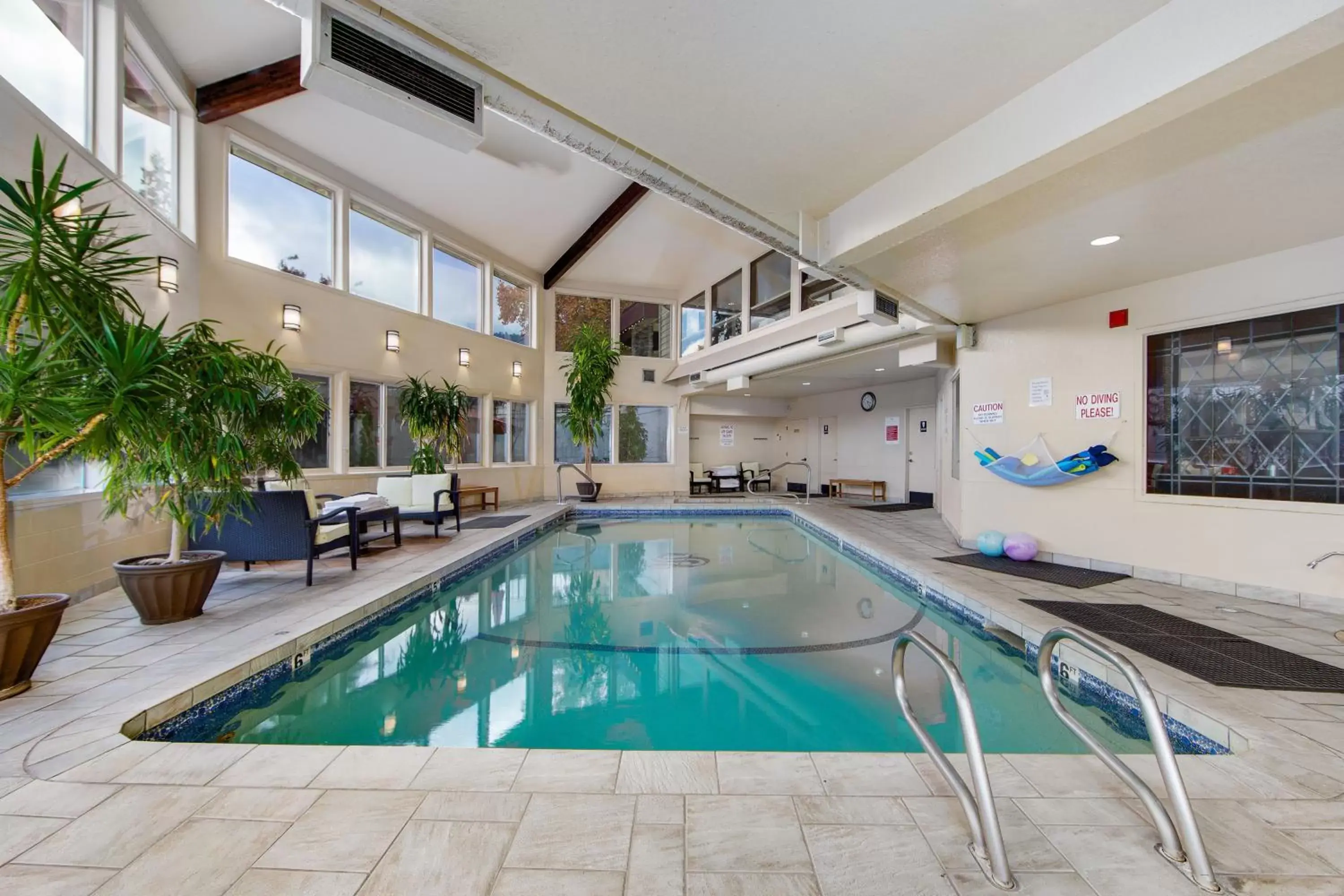 Property building, Swimming Pool in Stratford Inn