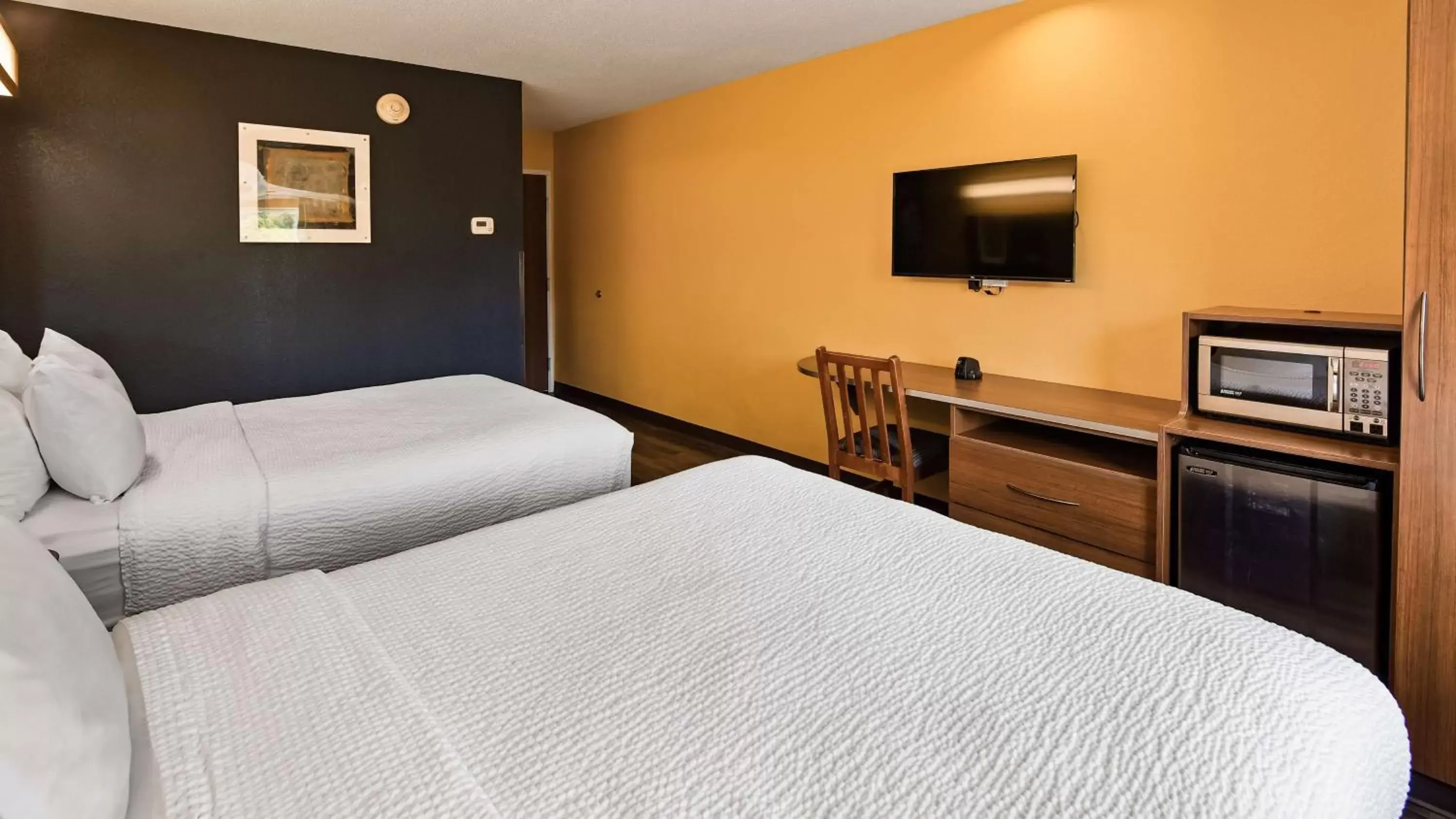 Photo of the whole room, Bed in SureStay Plus Hotel by Best Western Keyser