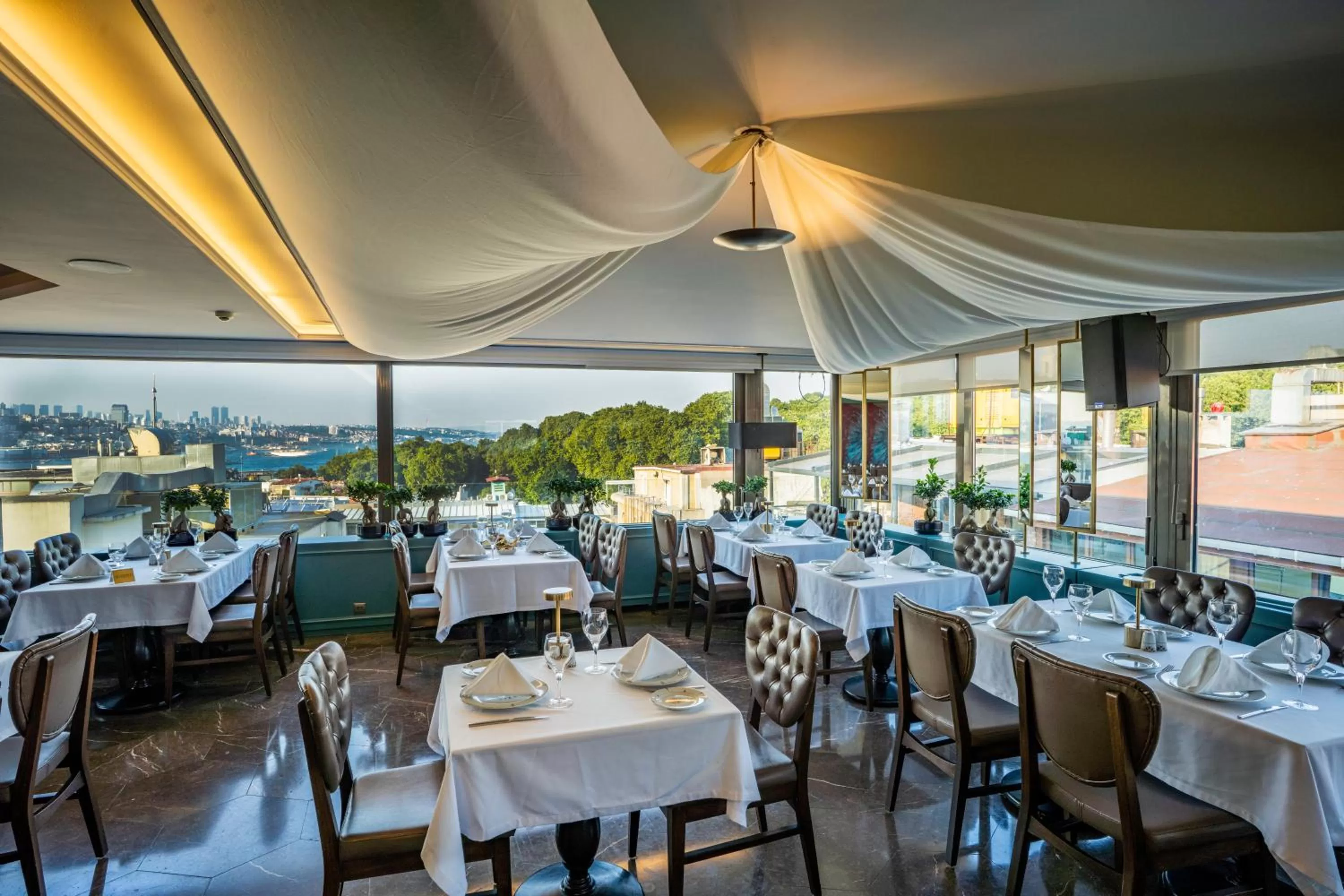 Restaurant/places to eat in Hotel Yasmak Sultan