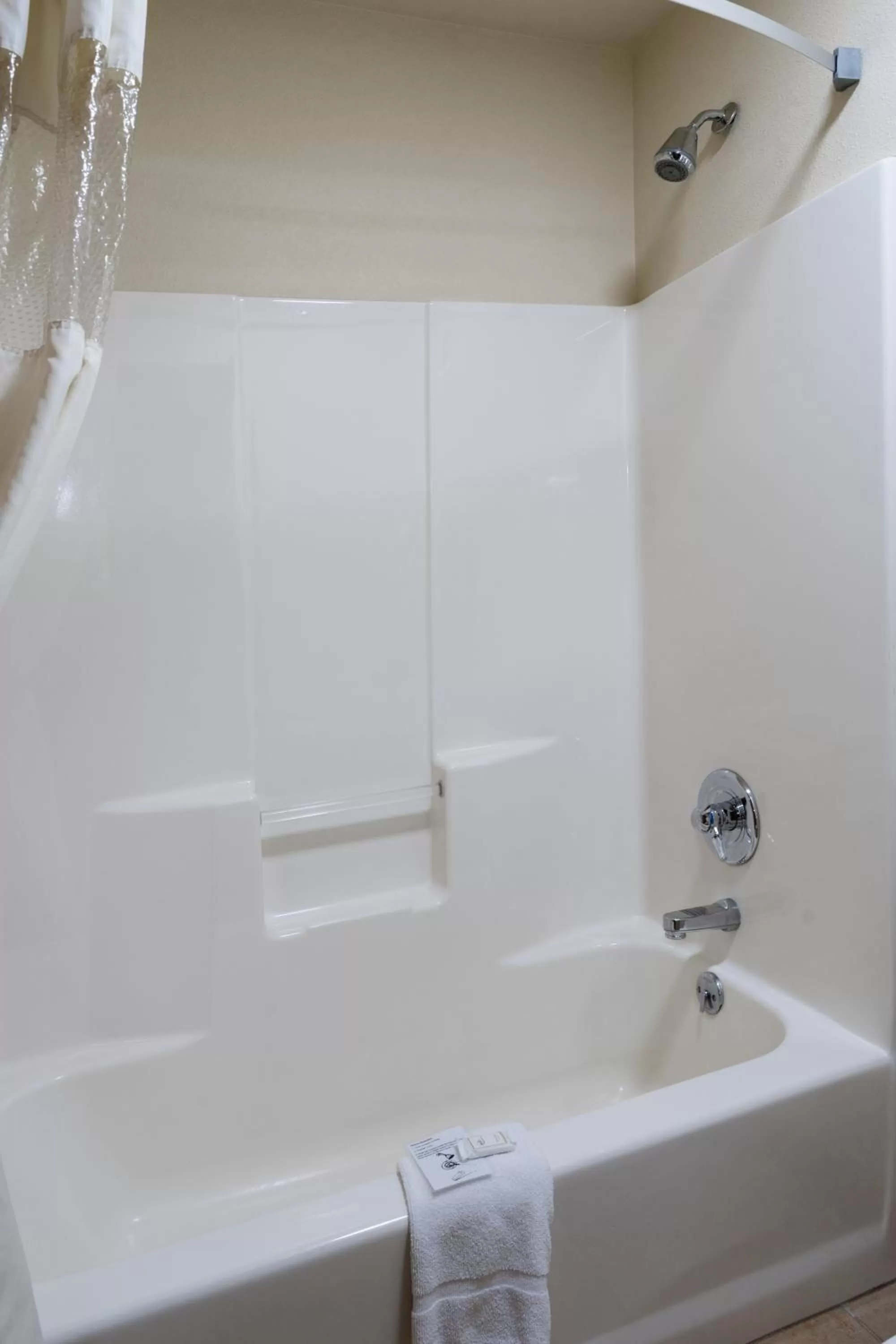 Bathroom in Pinedale Hotel & Suites