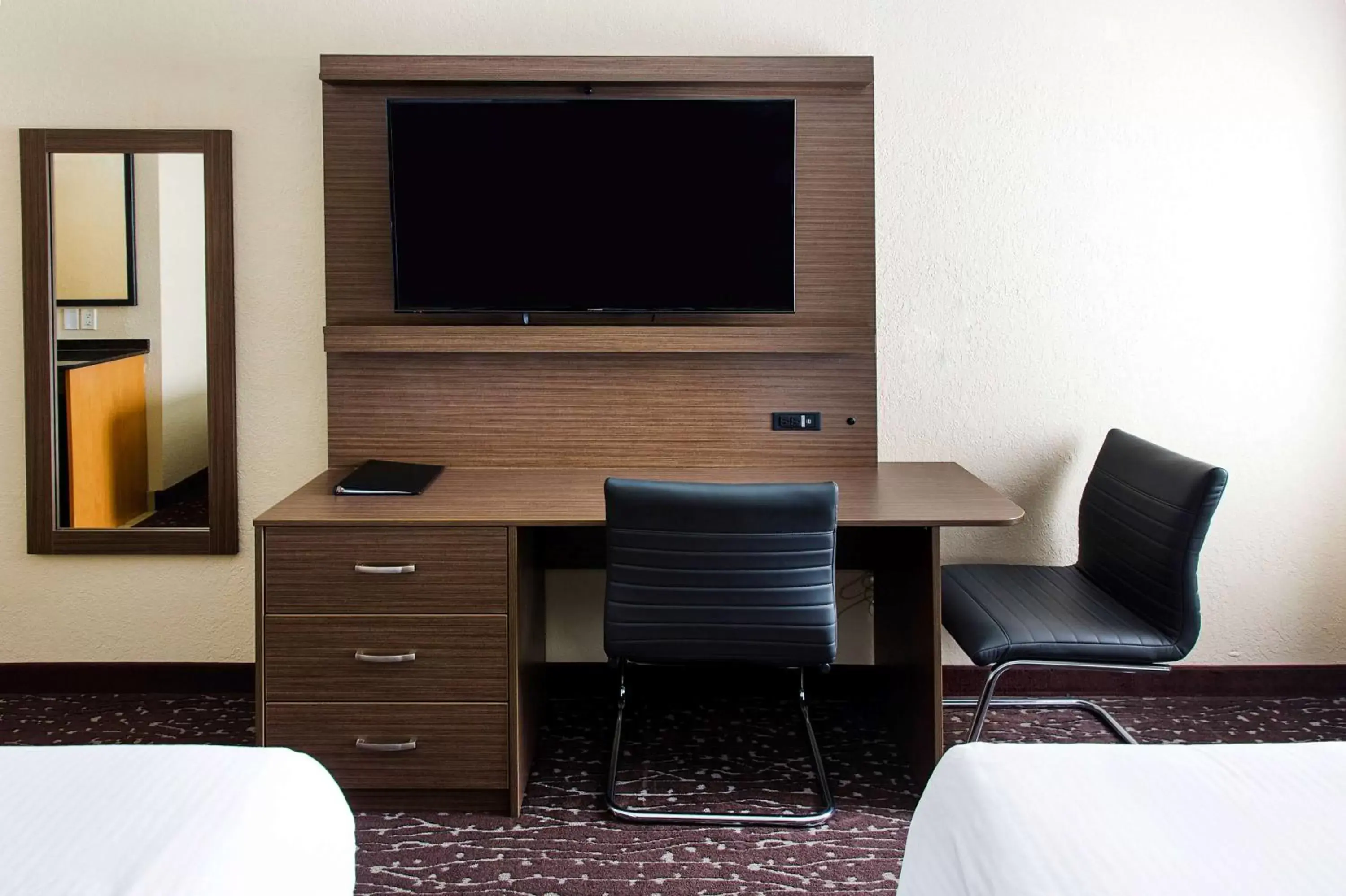 Photo of the whole room, TV/Entertainment Center in Days Inn & Conference Centre Prince Albert