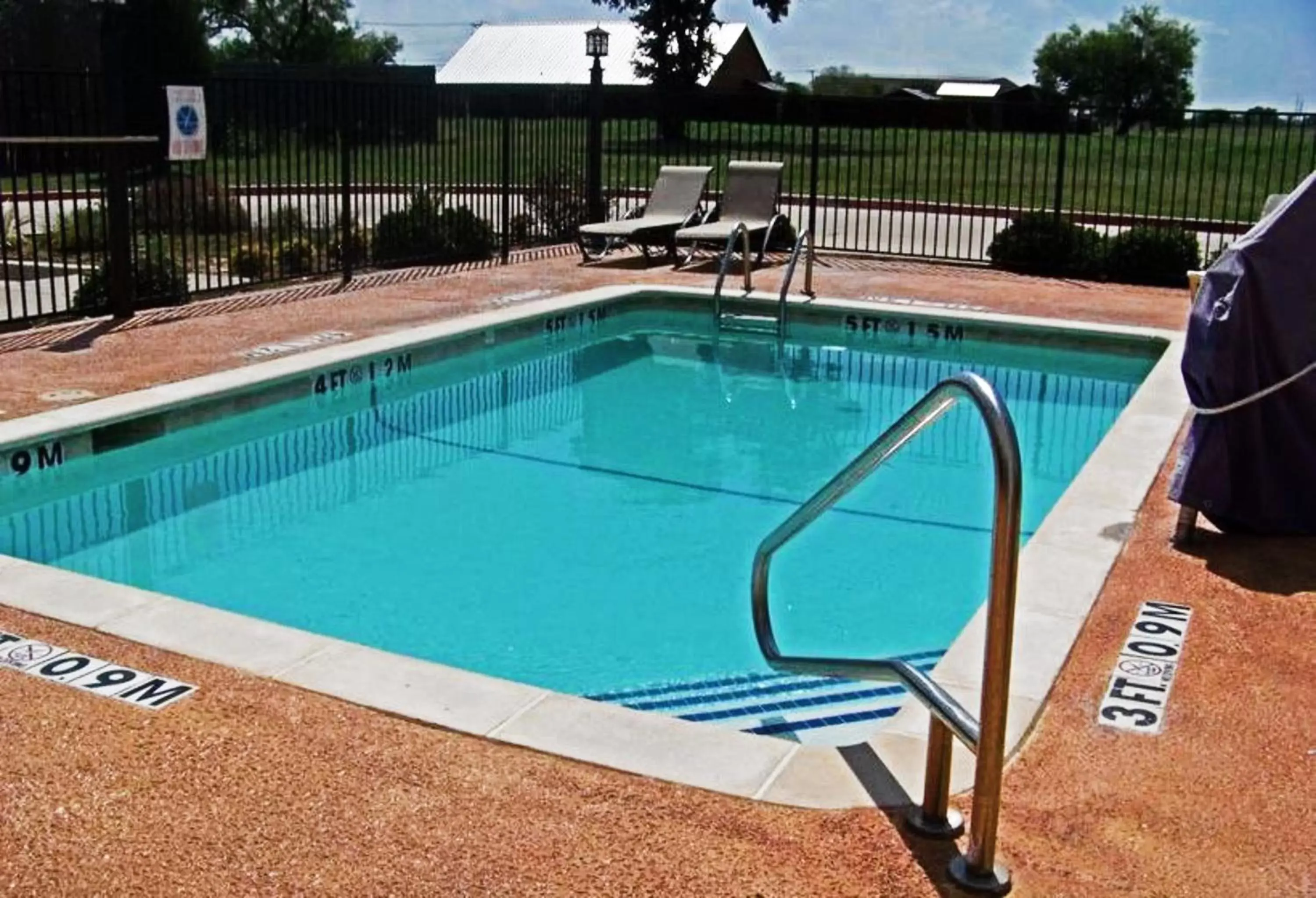 Swimming pool in Days Inn & Suites by Wyndham Mineral Wells Swimming pool in Days Inn & Suites by Wyndham Mineral Wells