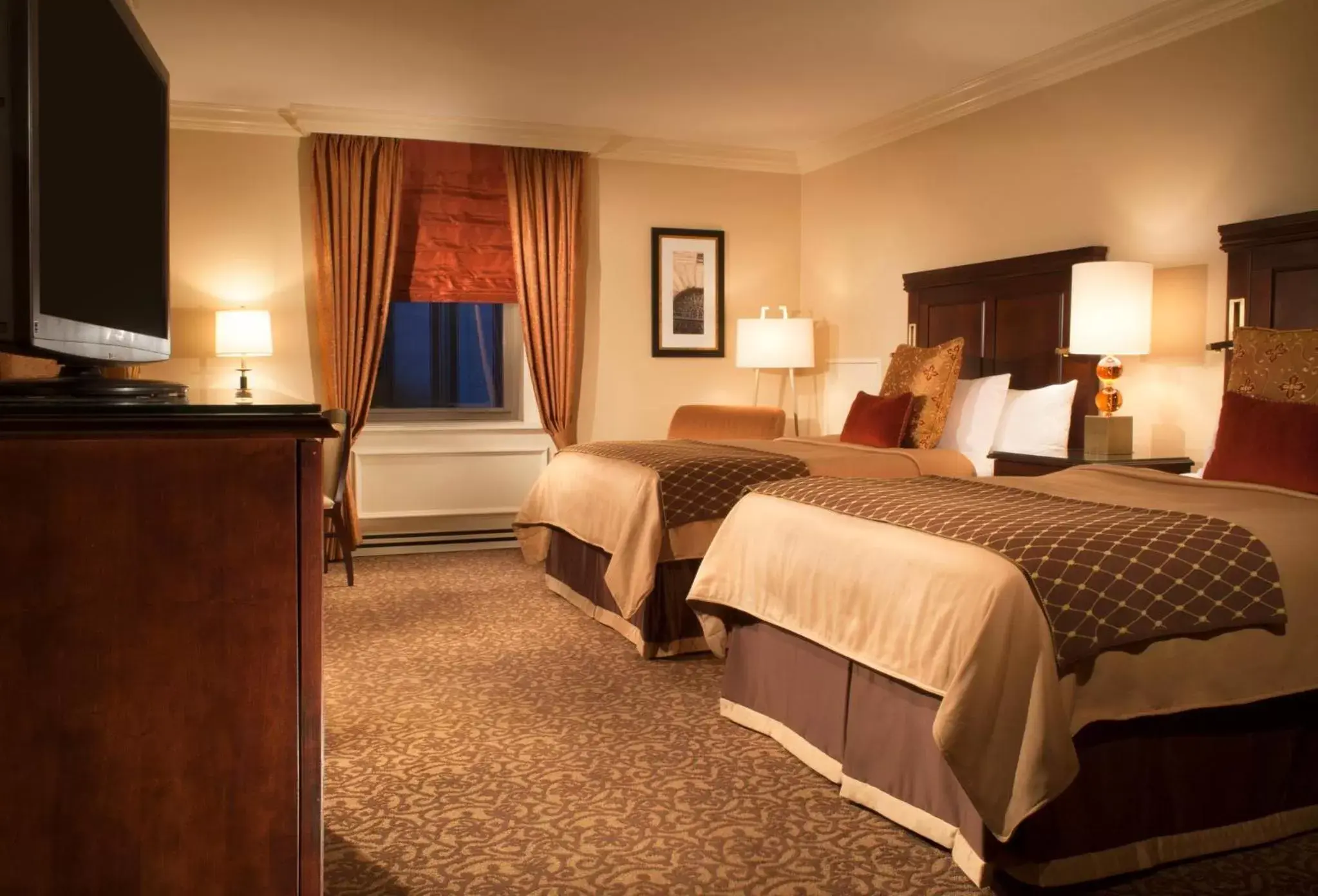Photo of the whole room, Bed in Omni William Penn Hotel