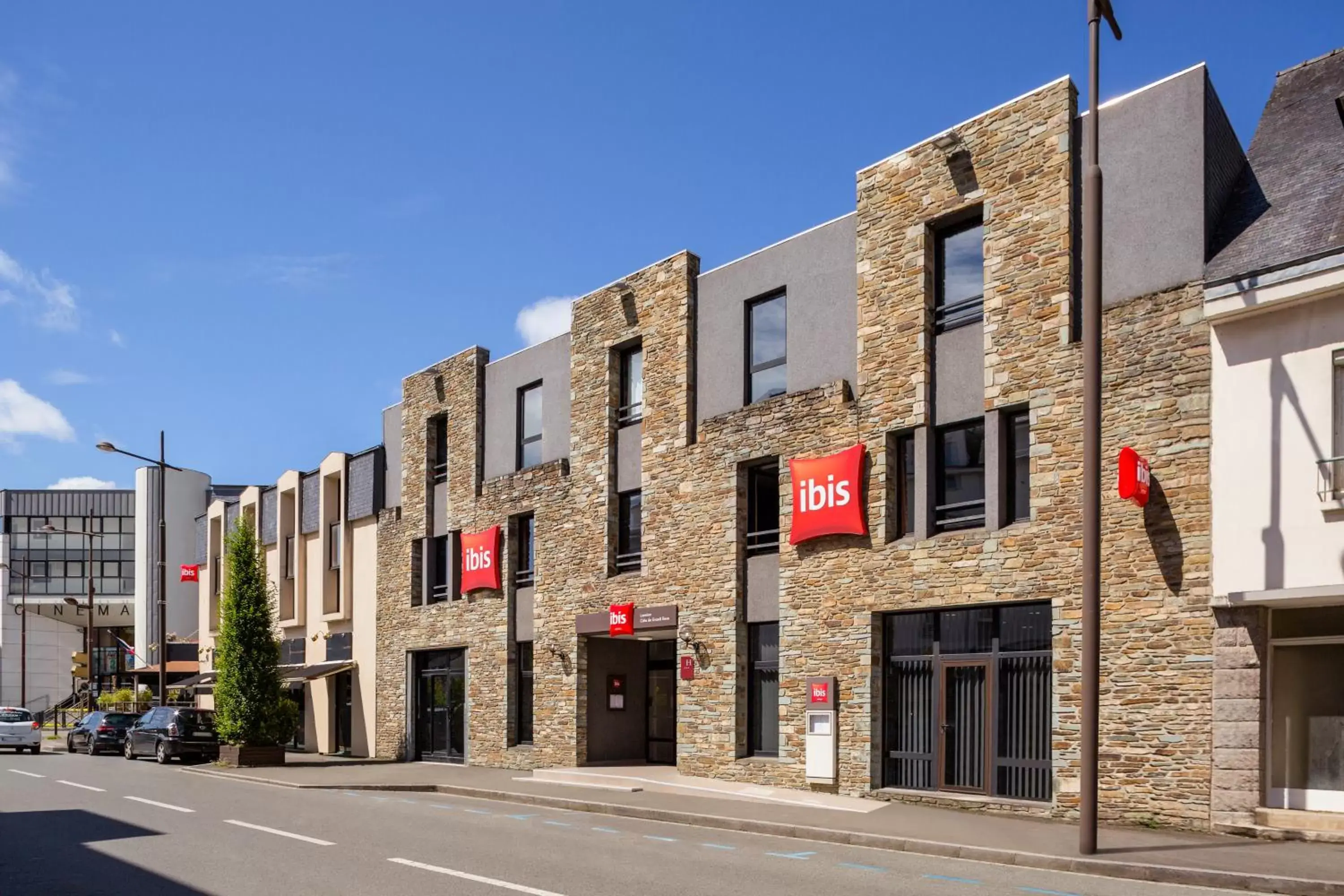 Facade/entrance in ibis Lannion Facade/entrance in ibis Lannion