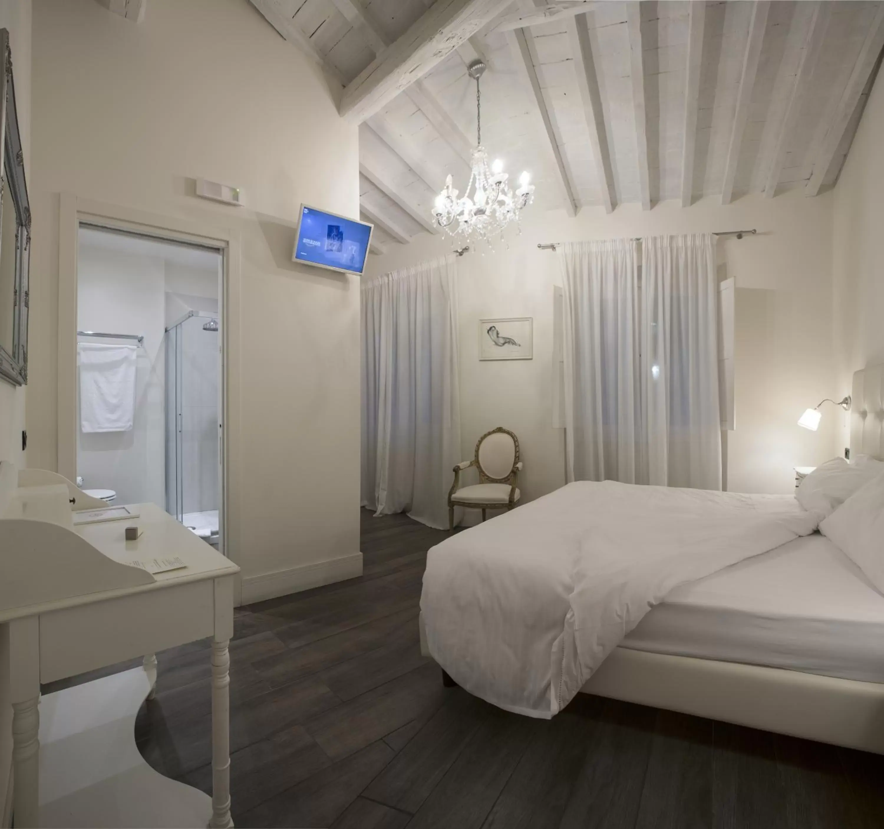 Photo of the whole room, Bed in Tornabuoni View