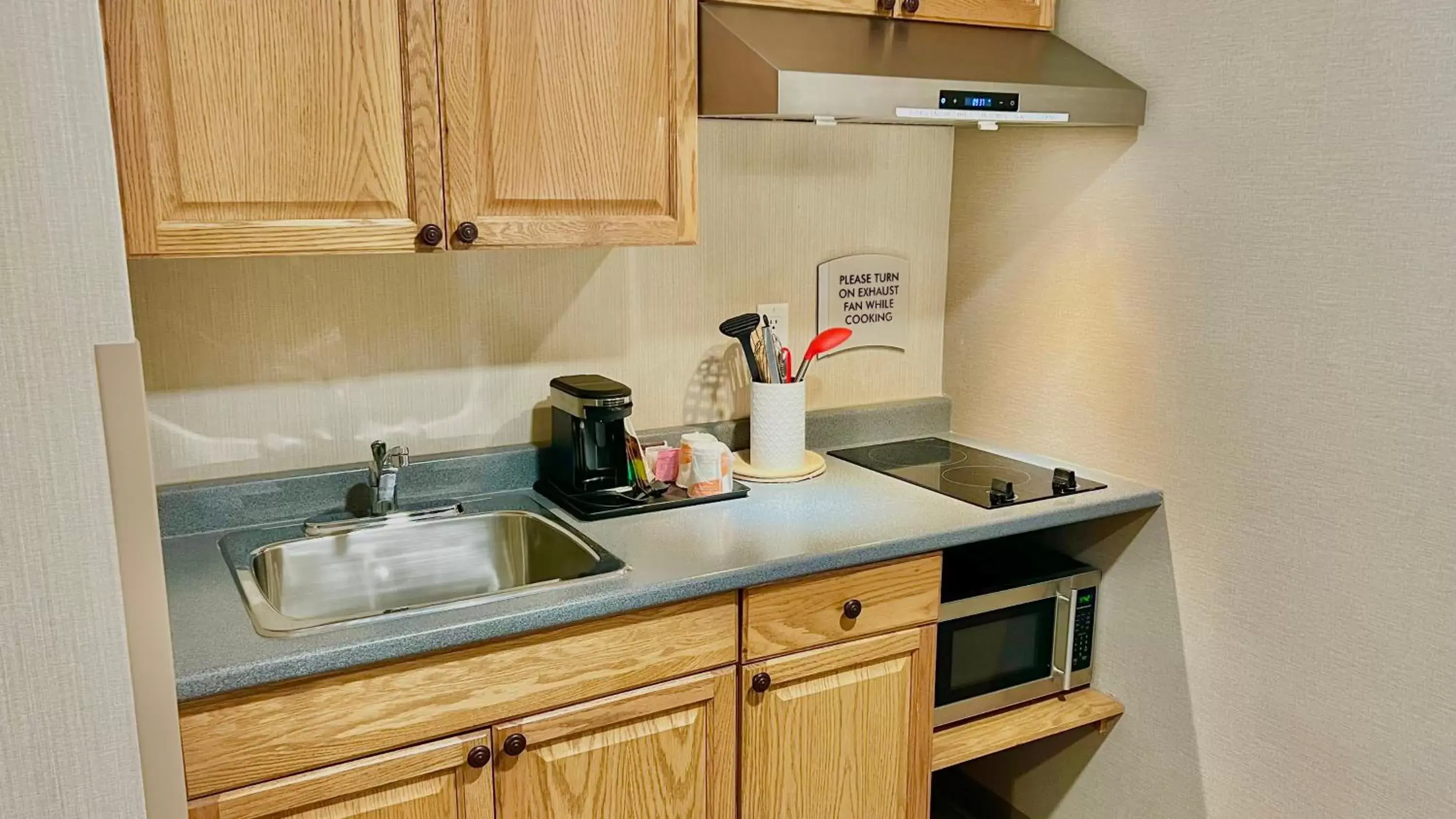 Kitchen or kitchenette, Kitchen/Kitchenette in Quality Inn & Suites