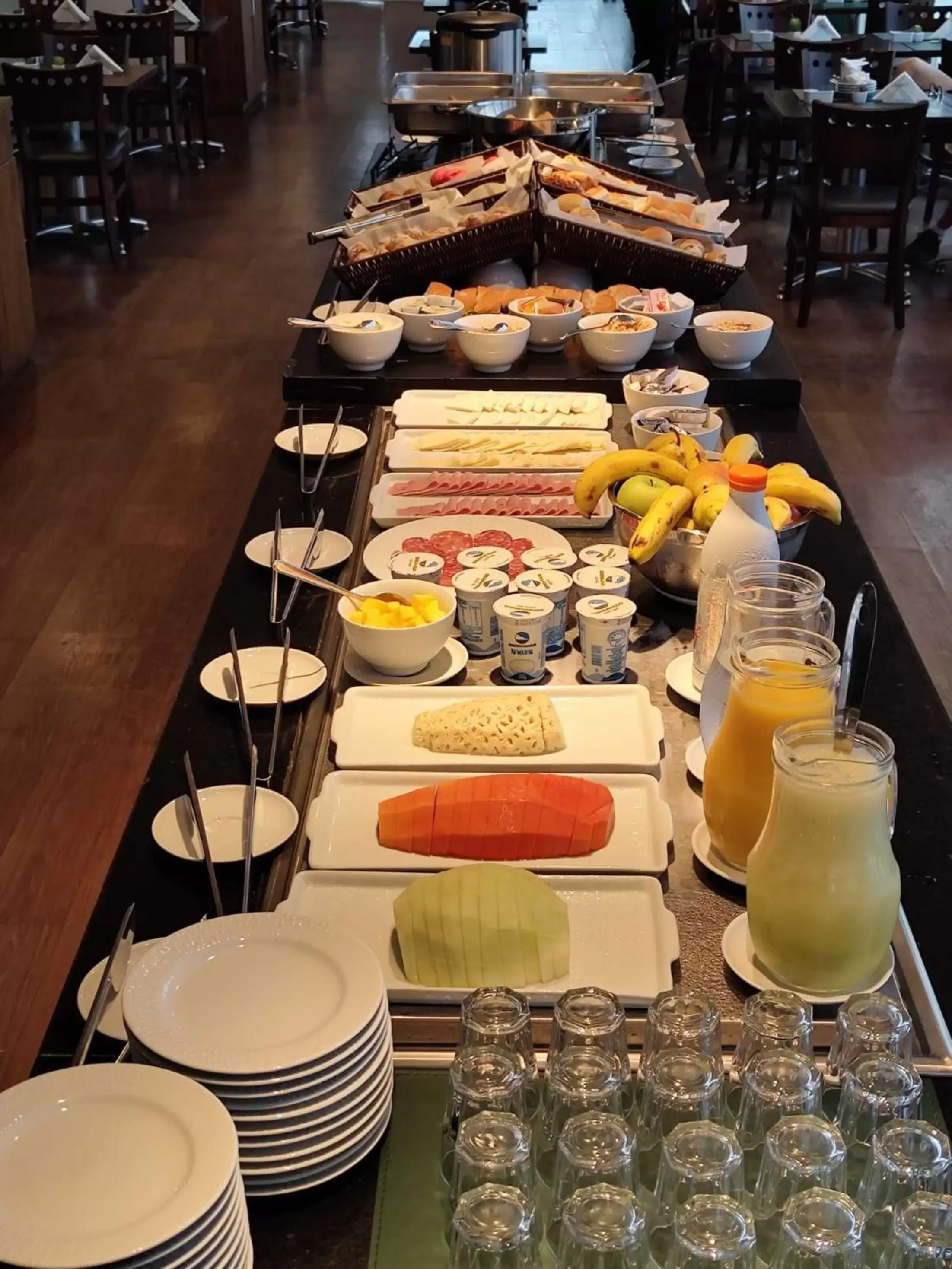 Breakfast in Summit Suítes Hotel Santos