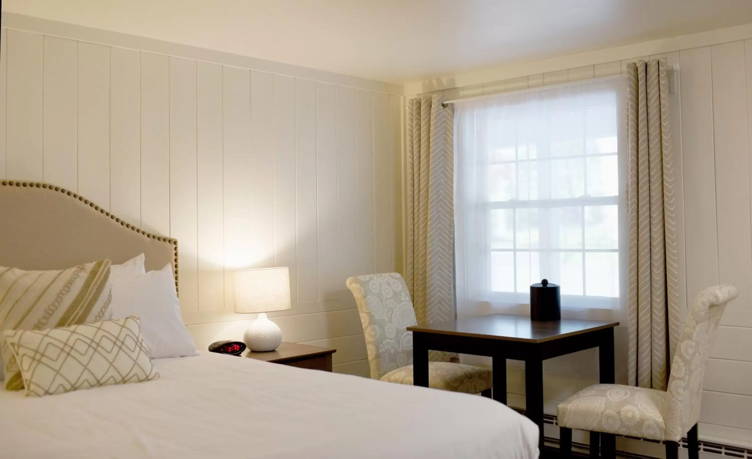 Photo of the whole room, Bed in Sandwich Inn and Suites Photo of the whole room, Bed in Sandwich Inn and Suites