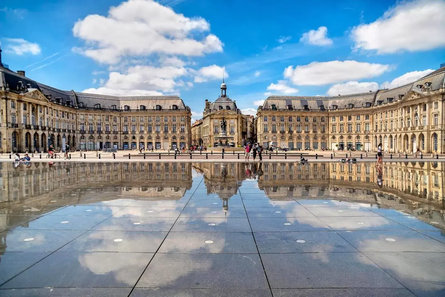 Nearby landmark, Swimming Pool in Brit Hotel Bordeaux Arena