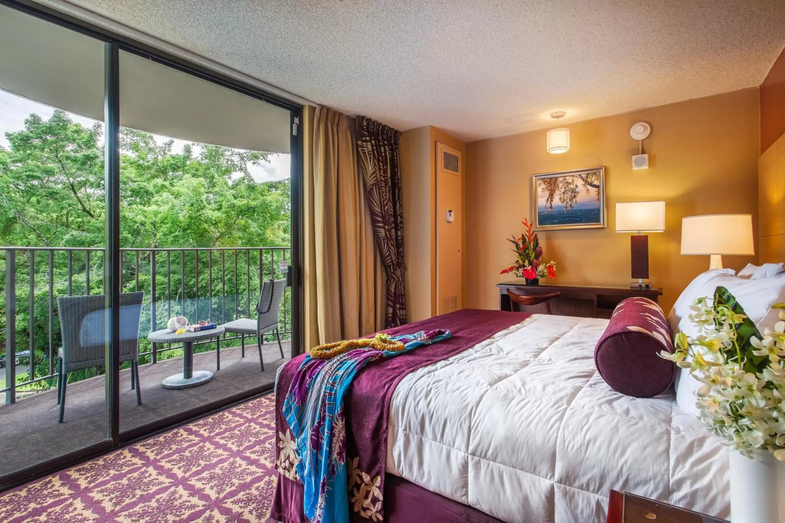 Bedroom, Bed in Castle Hilo Hawaiian Hotel