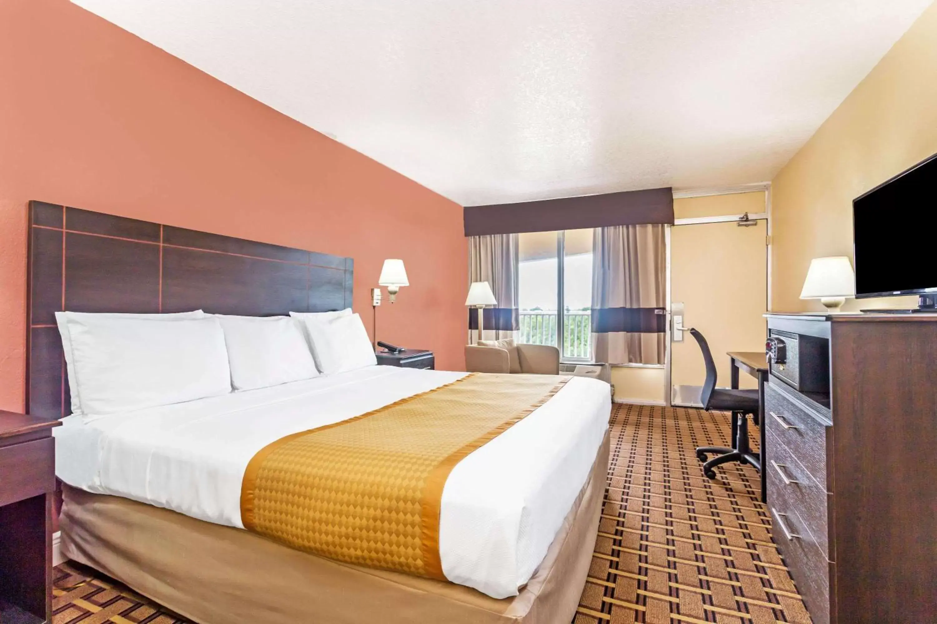 Photo of the whole room in Days Inn by Wyndham Fort Lauderdale-Oakland Park Airport N