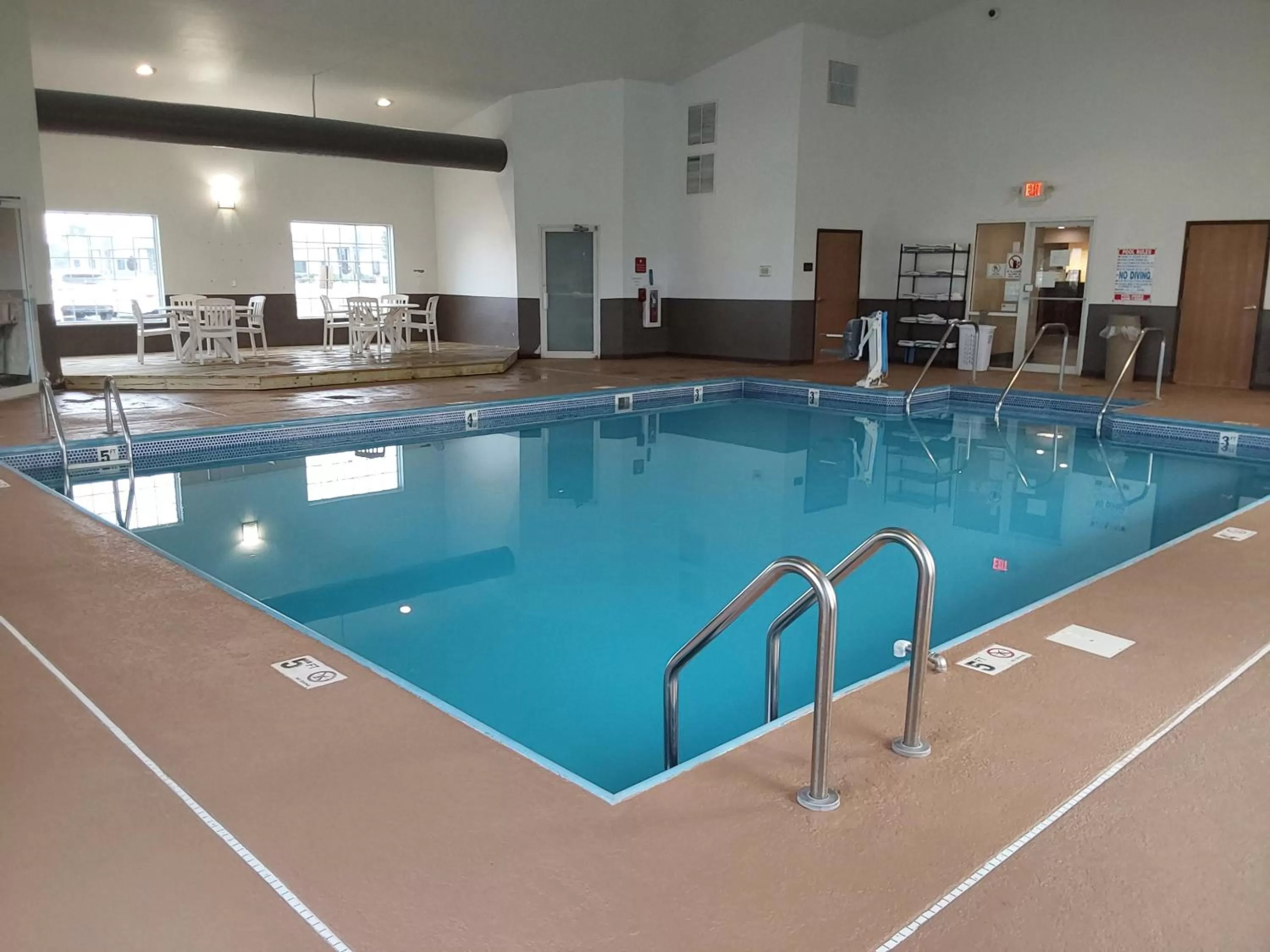 Swimming pool in Comfort Inn