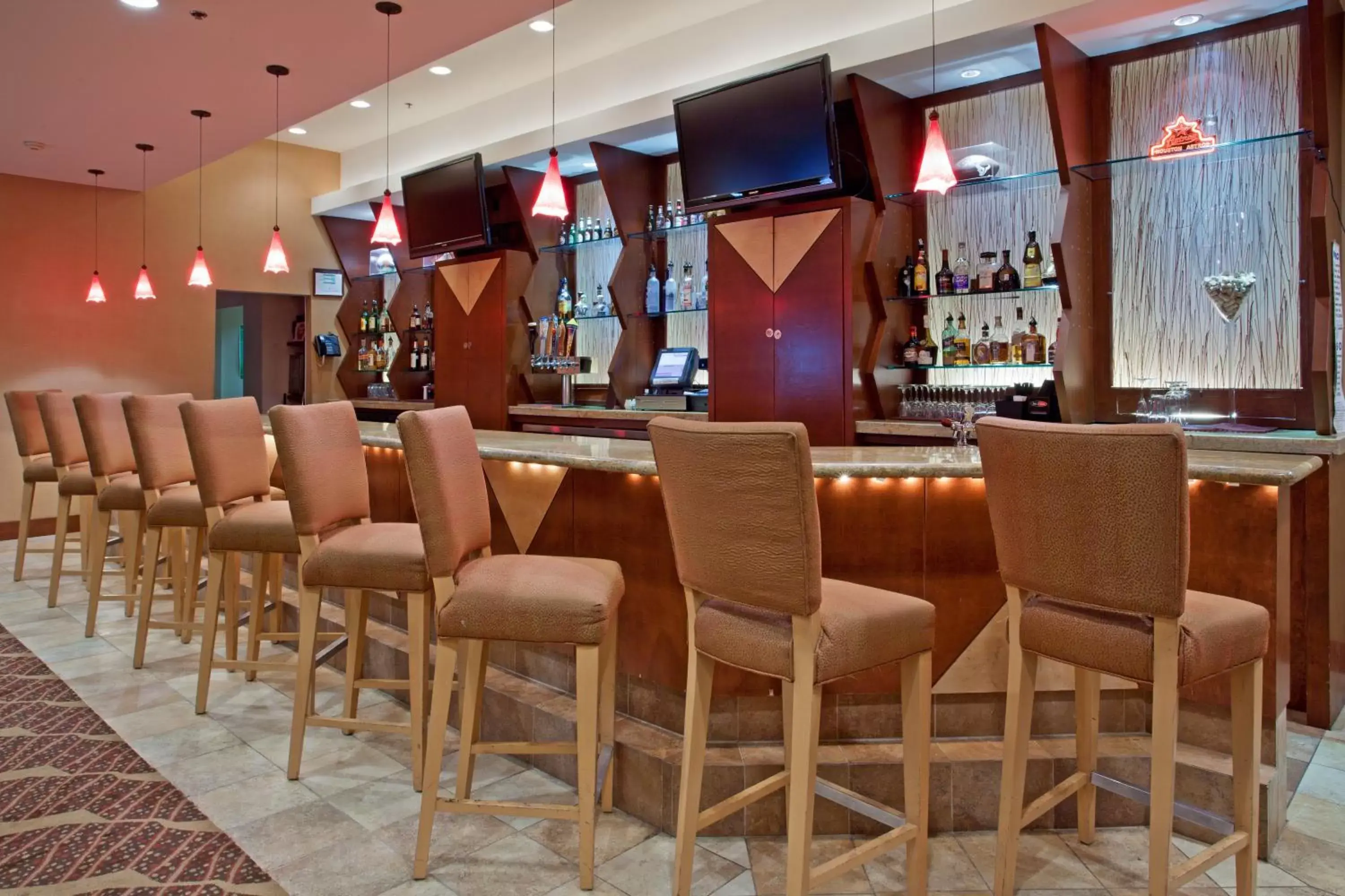 Lounge or bar in Crowne Plaza Houston Med Ctr-Galleria Area, an IHG Hotel