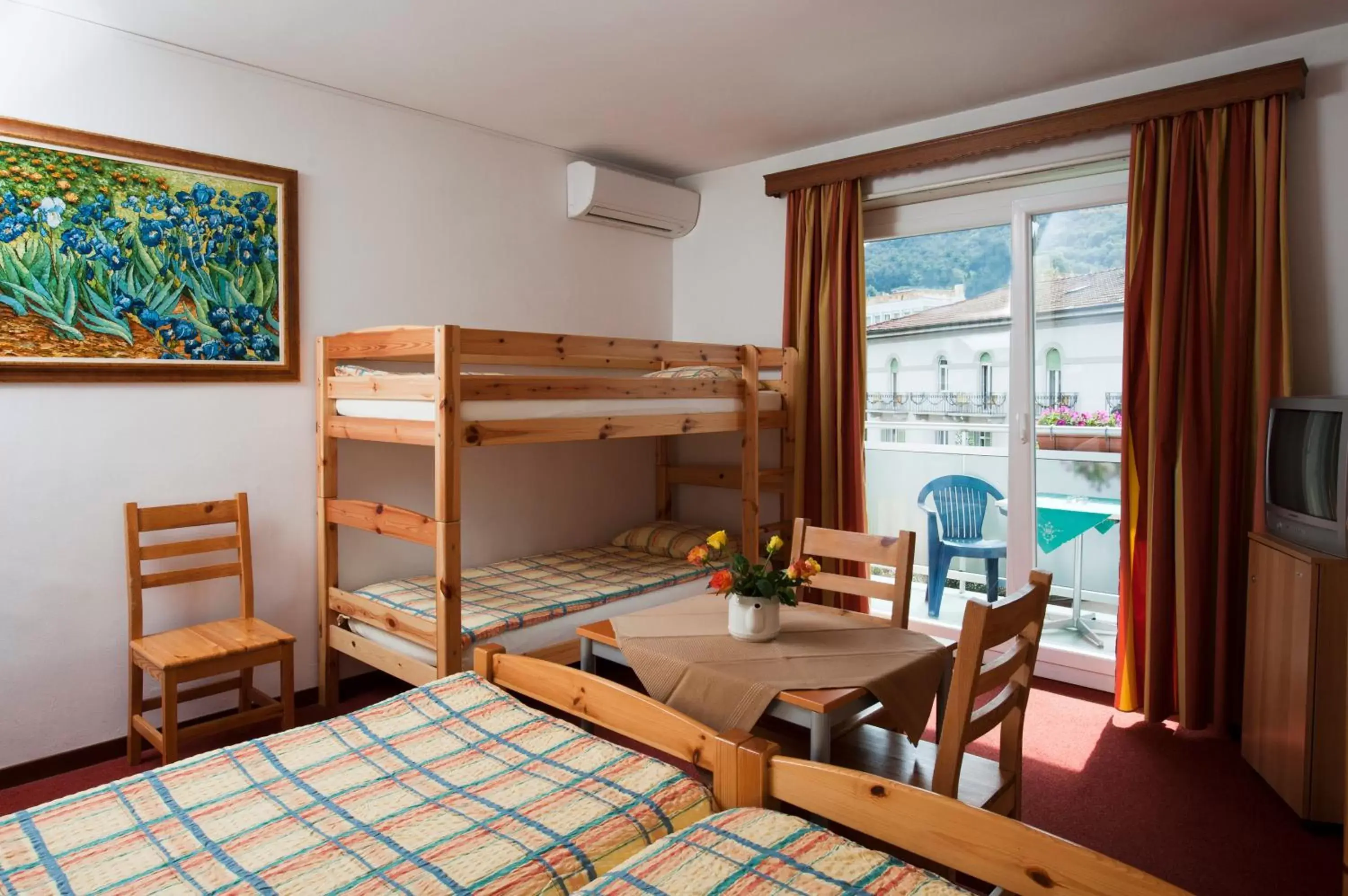 Quadruple Room in Hotel Dischma - FREE BUS AND TRAIN TICKET Quadruple Room in Hotel Dischma - FREE BUS AND TRAIN TICKET