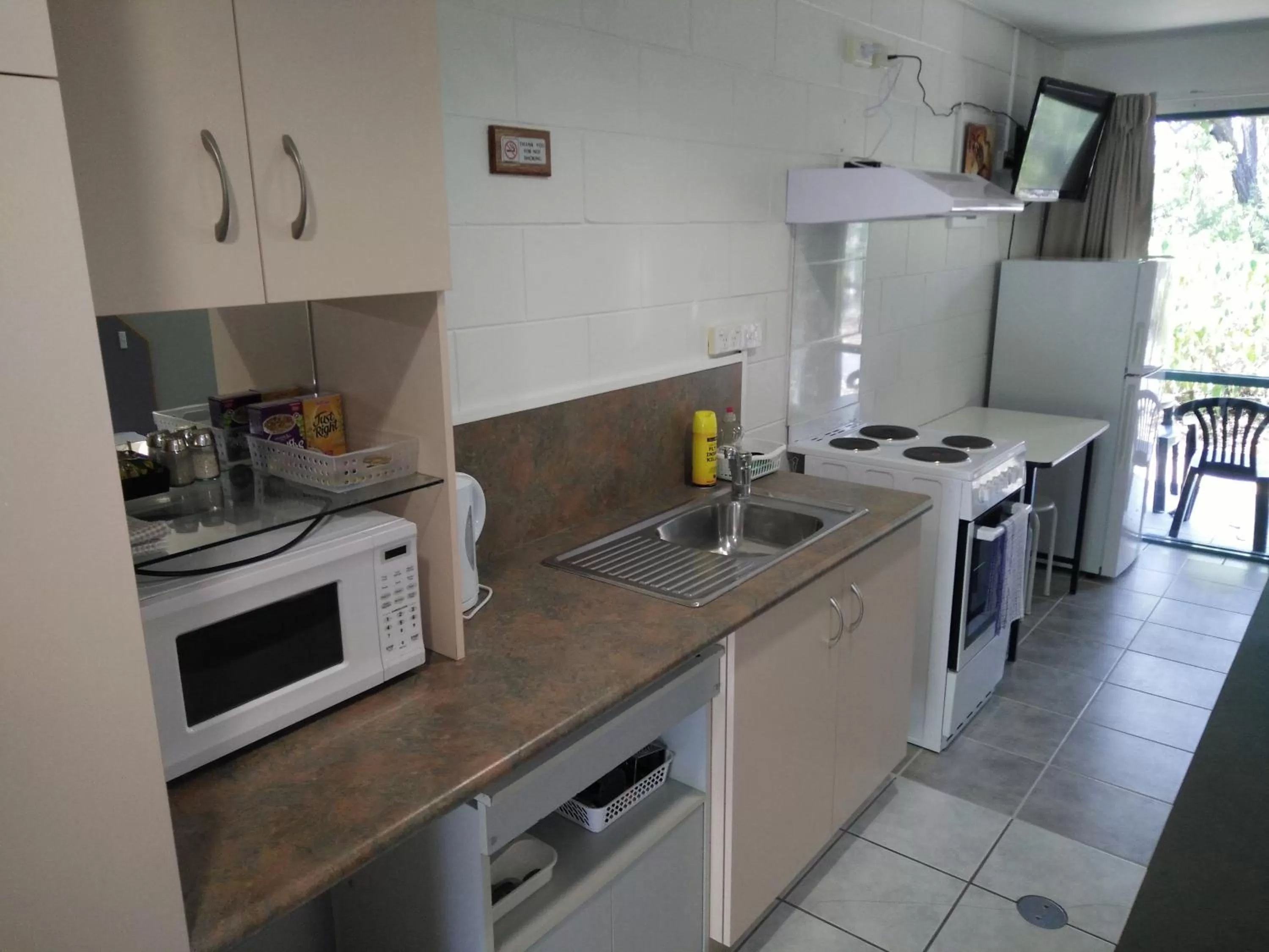 Kitchen or kitchenette in Capricorn Motel & Conference Centre