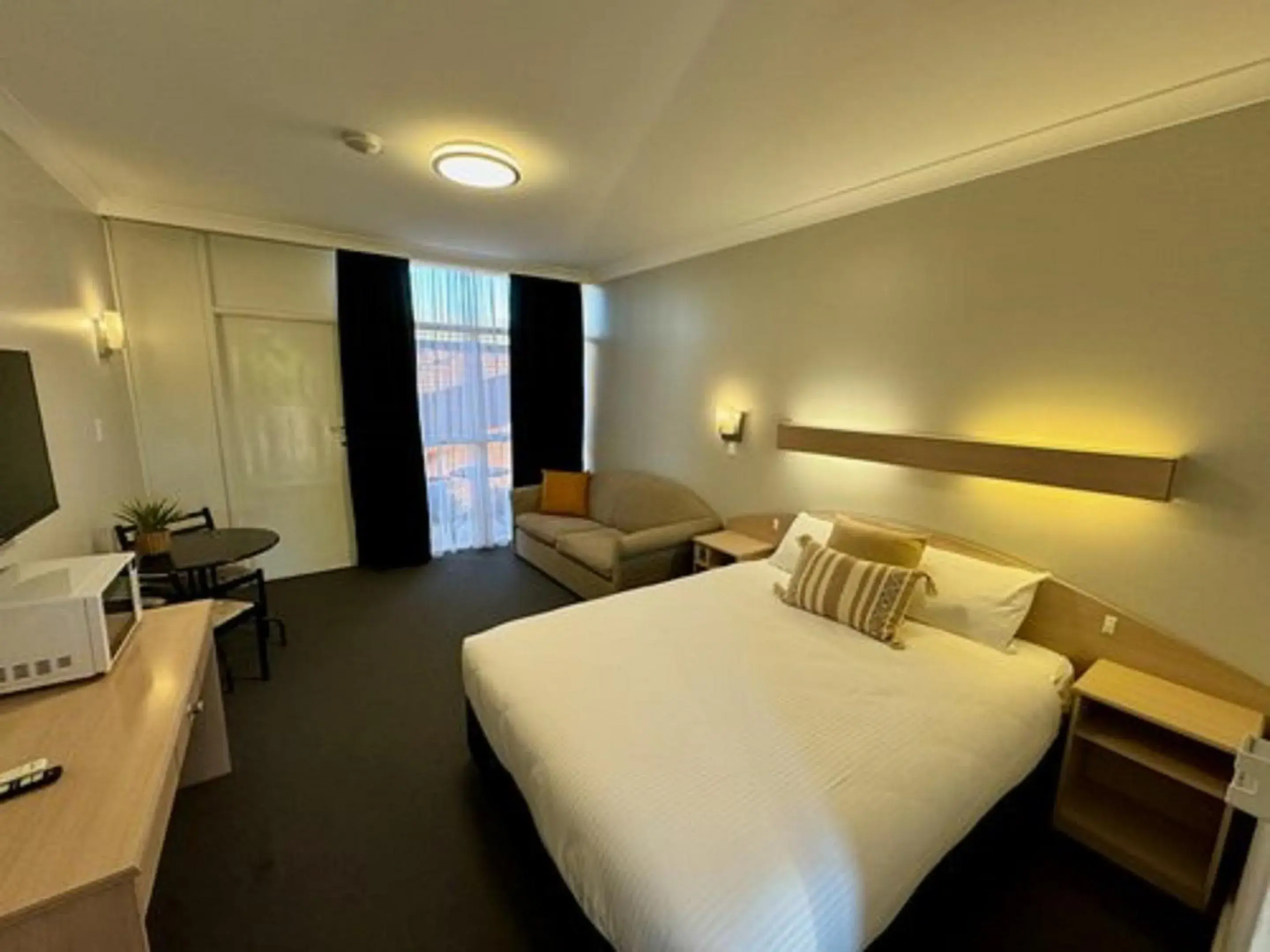 Photo of the whole room, Bed in Redhill Tamworth Motor Inn and Conference Centre