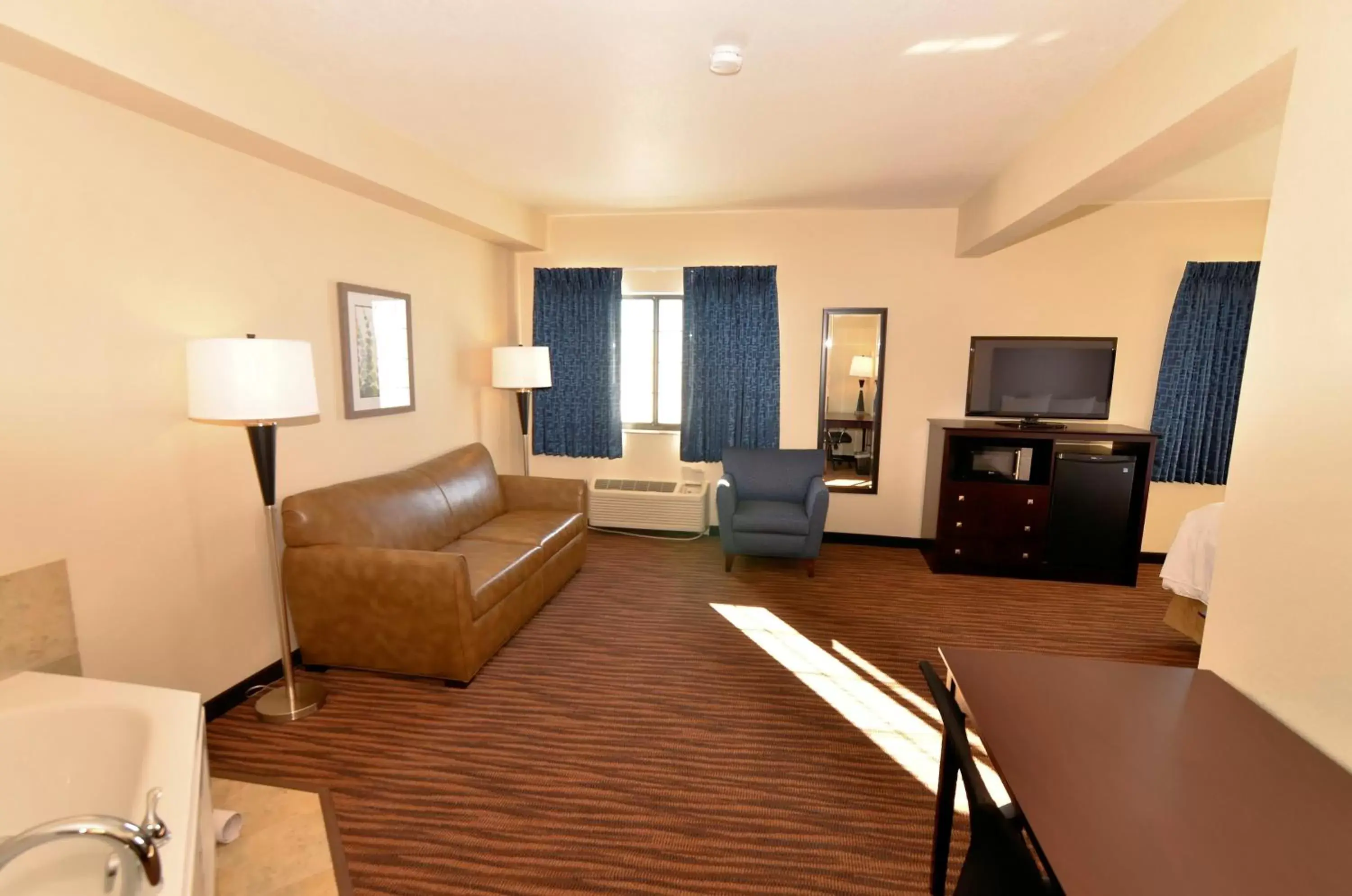 TV and multimedia, Seating Area in Cobblestone Inn & Suites - Holstein