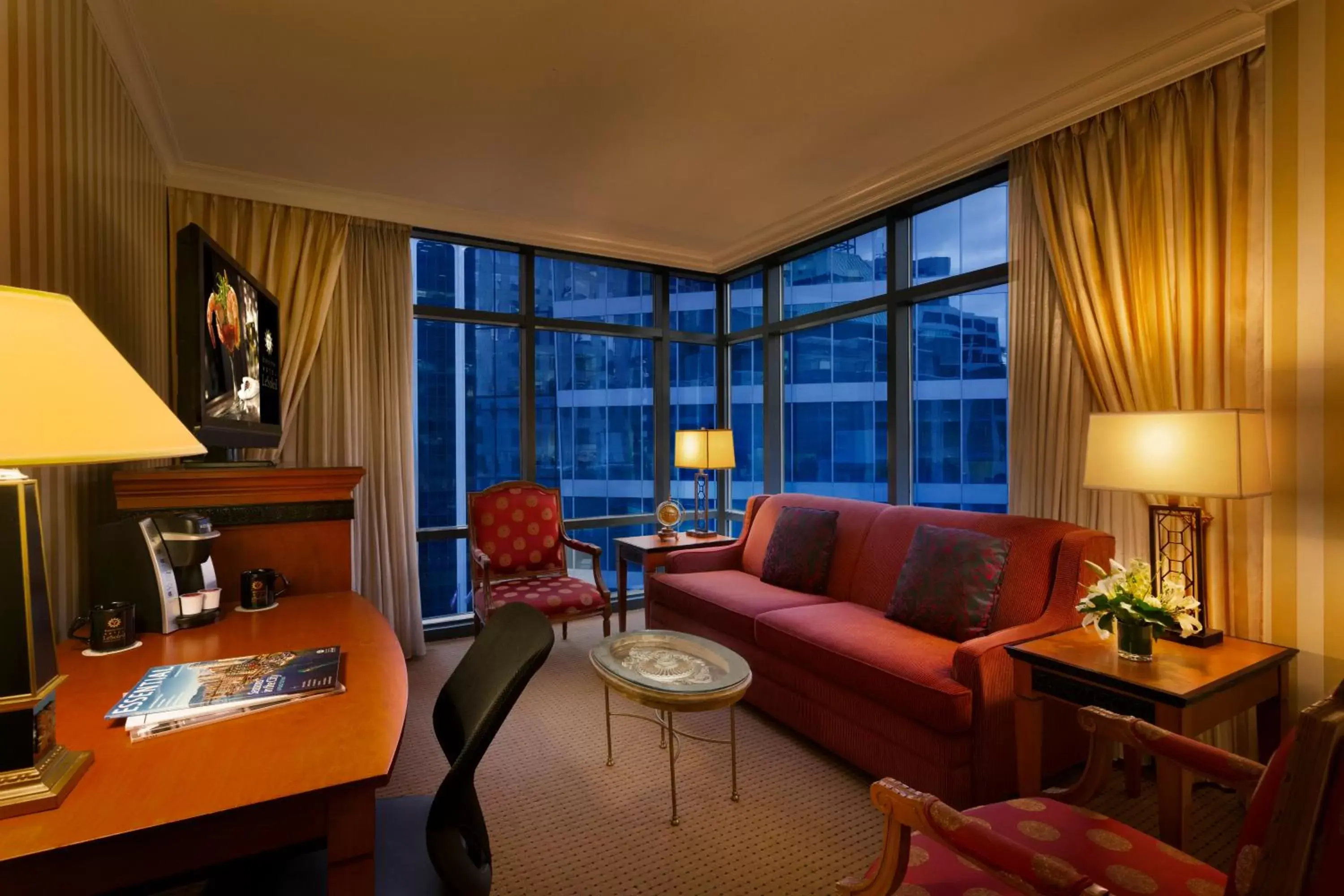 Living room, Seating Area in Hotel Le Soleil by Executive Hotels