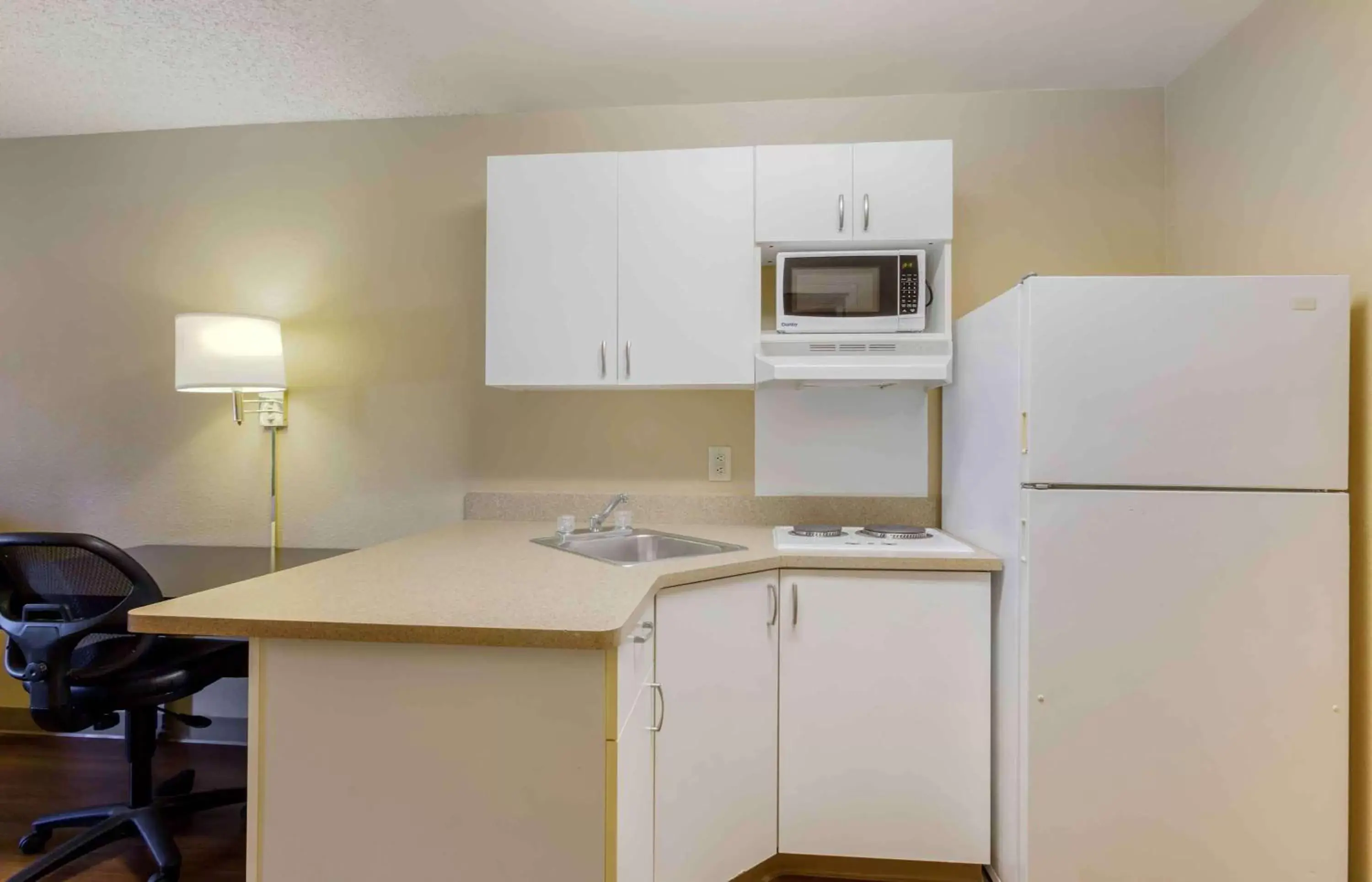 Bedroom, Kitchen/Kitchenette in Extended Stay America Suites - Phoenix - Airport