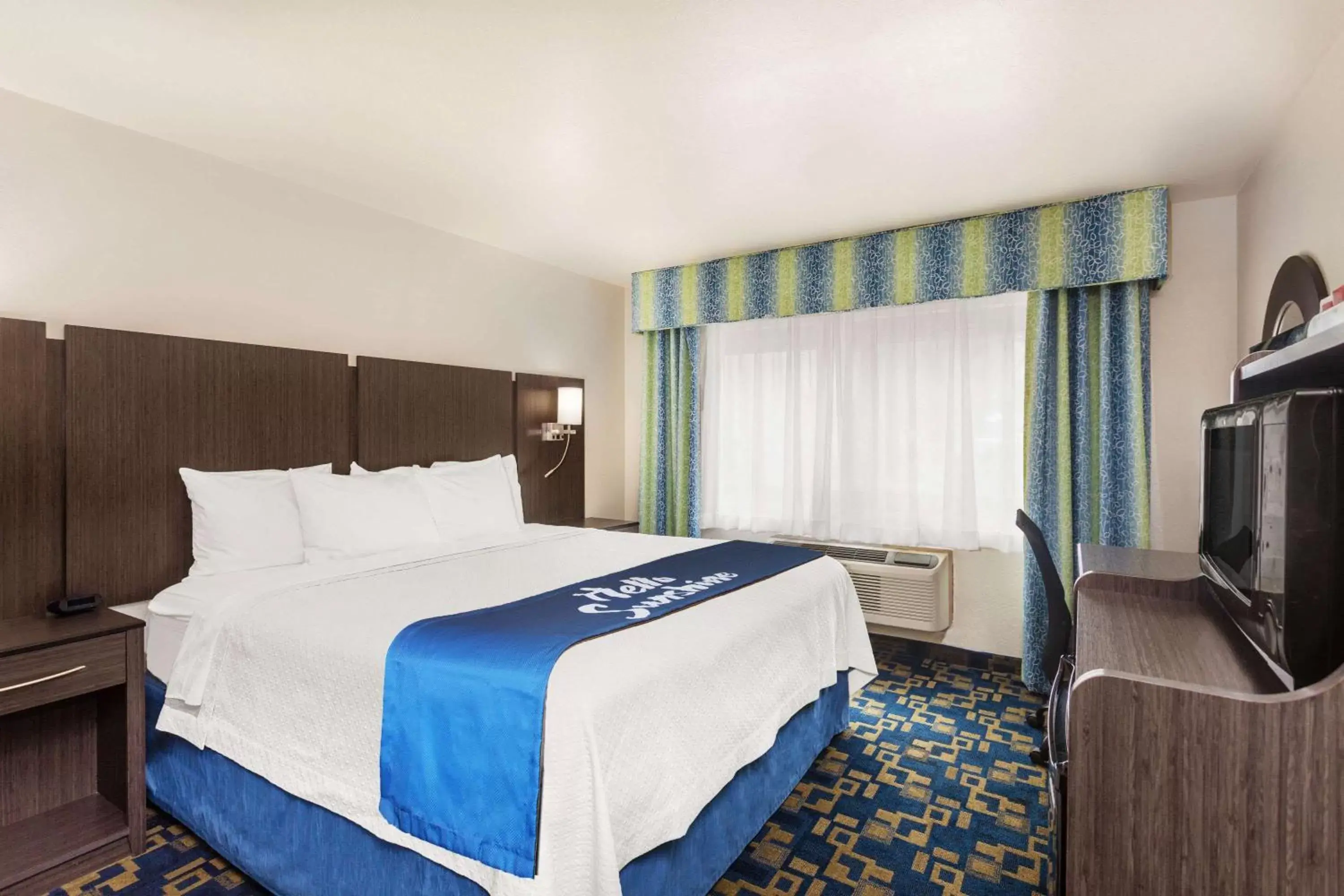 Photo of the whole room, Bed in Days Inn & Suites by Wyndham East Flagstaff