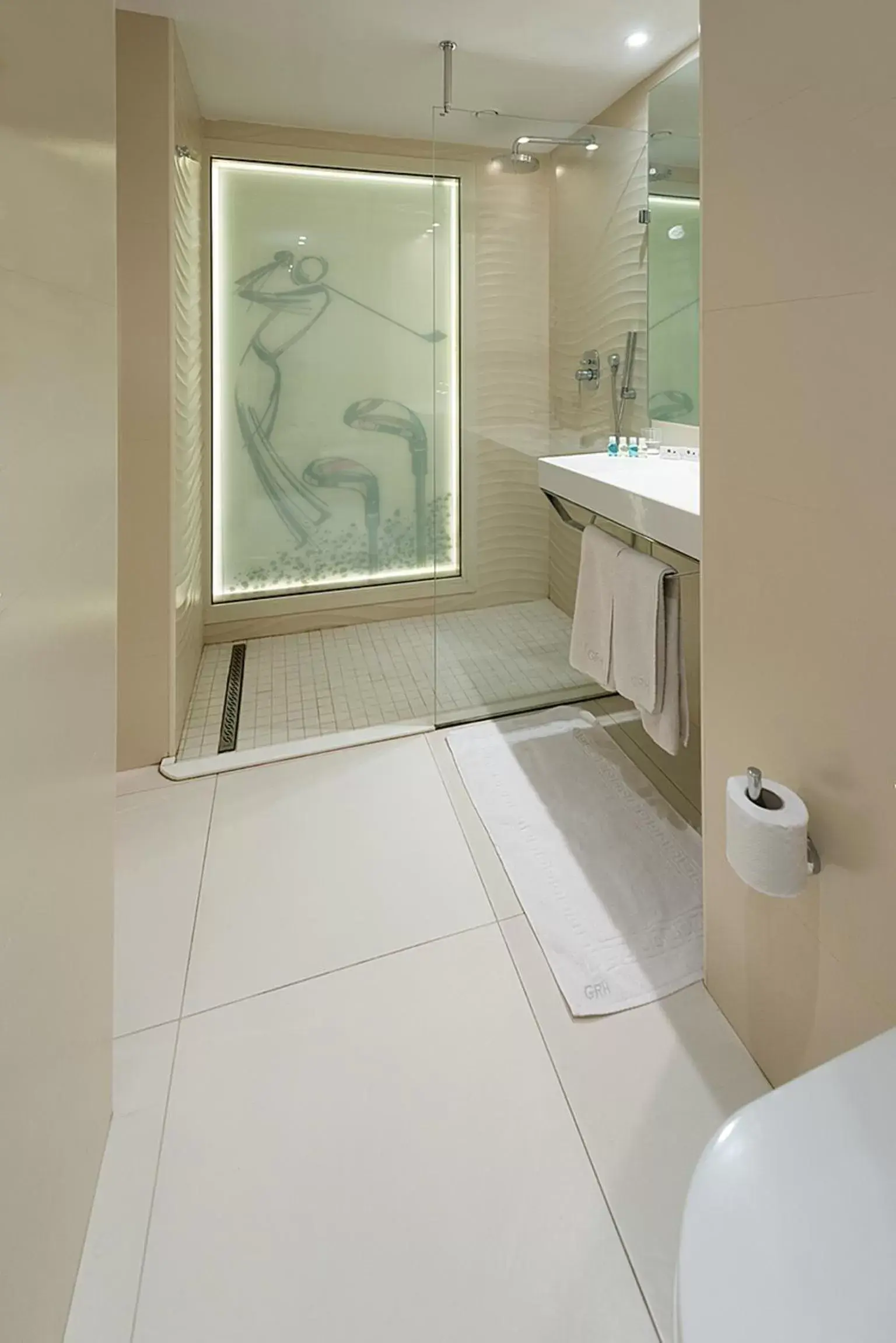 Shower, Bathroom in Golf Royal Hotel