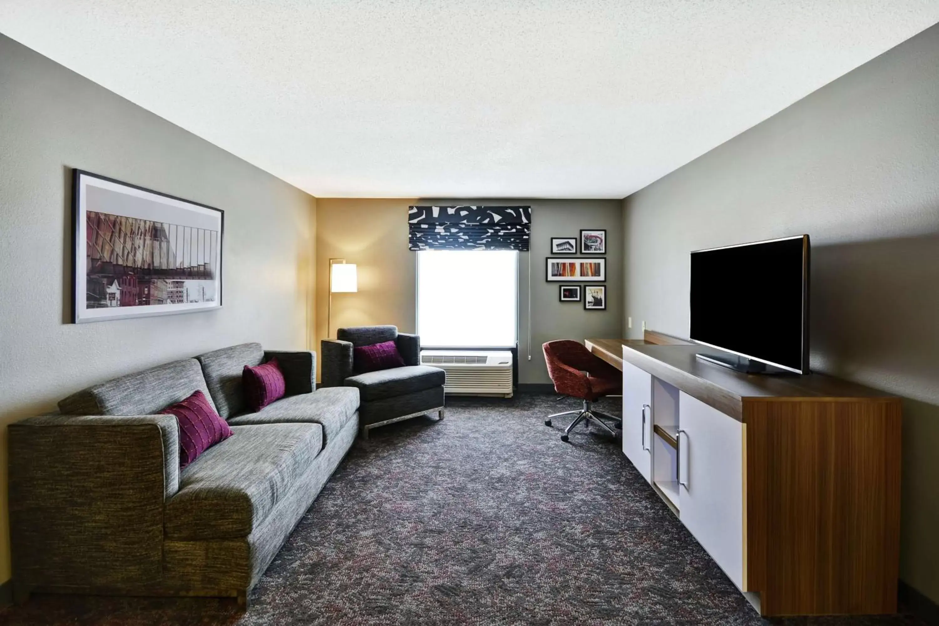 Bedroom, Seating Area in Hampton Inn & Suites Columbus-Easton Area