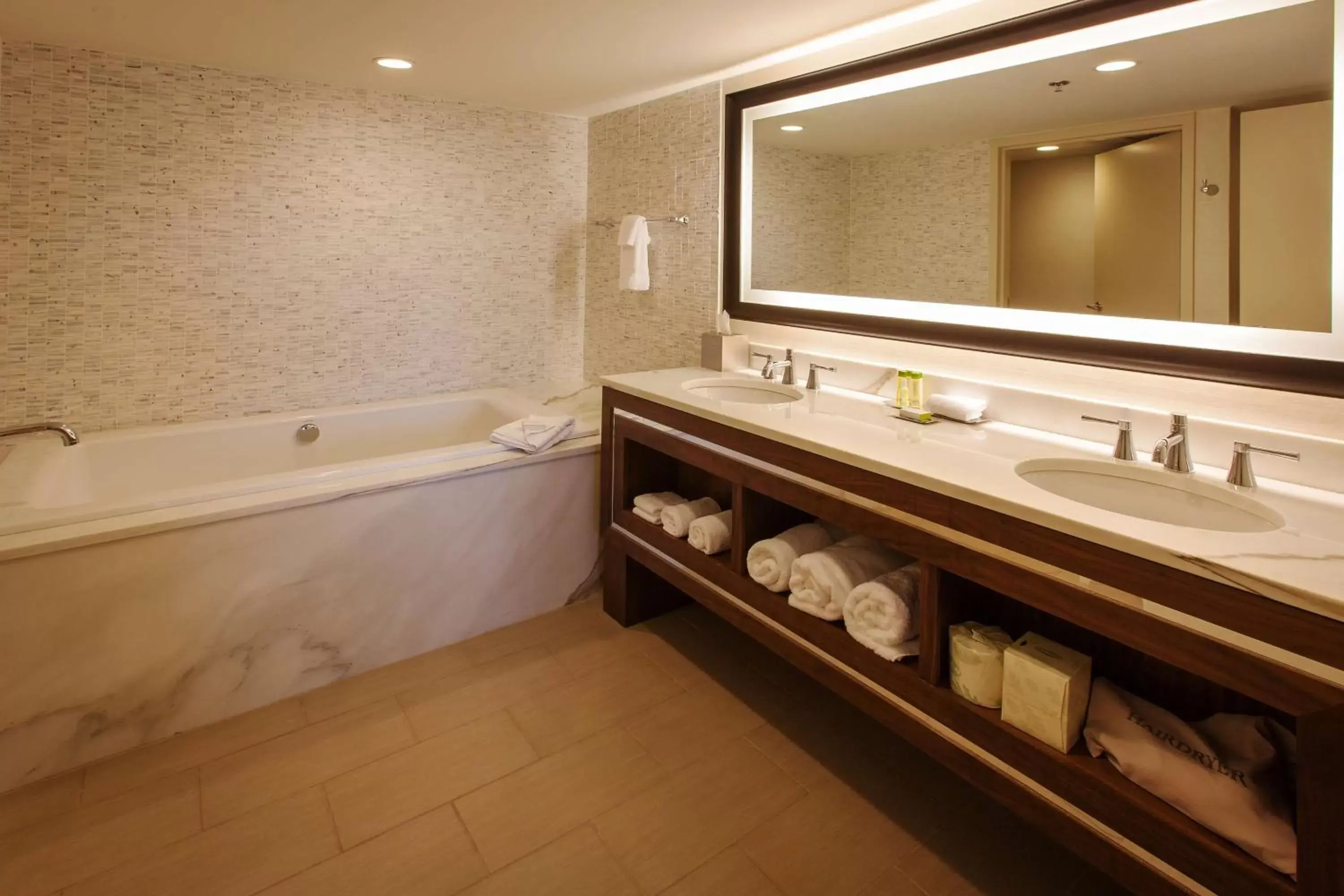 Bathroom in DoubleTree by Hilton Pittsburgh-Green Tree