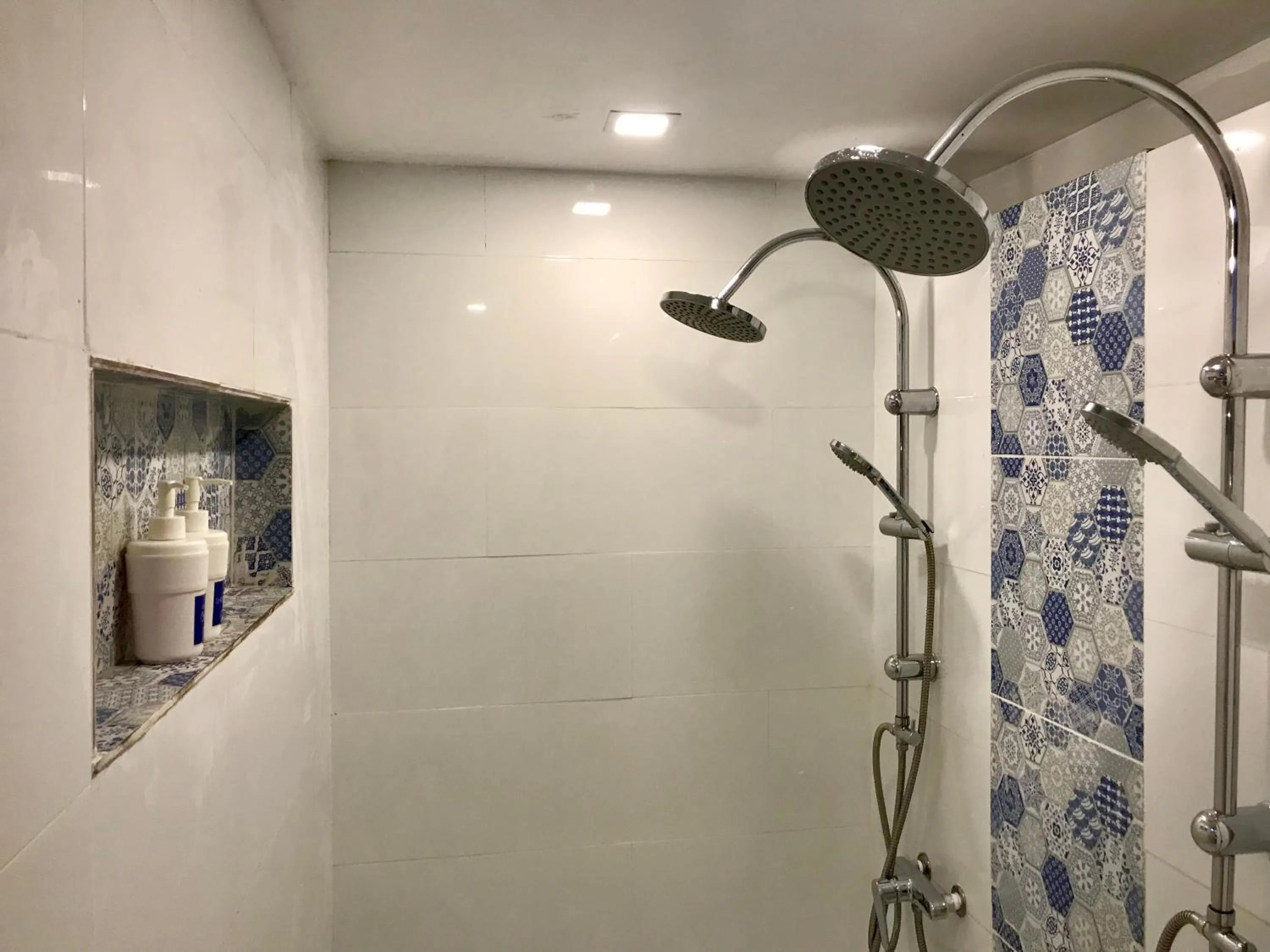 Bathroom in Blu Cabin Ari Stylish Gay Poshtel