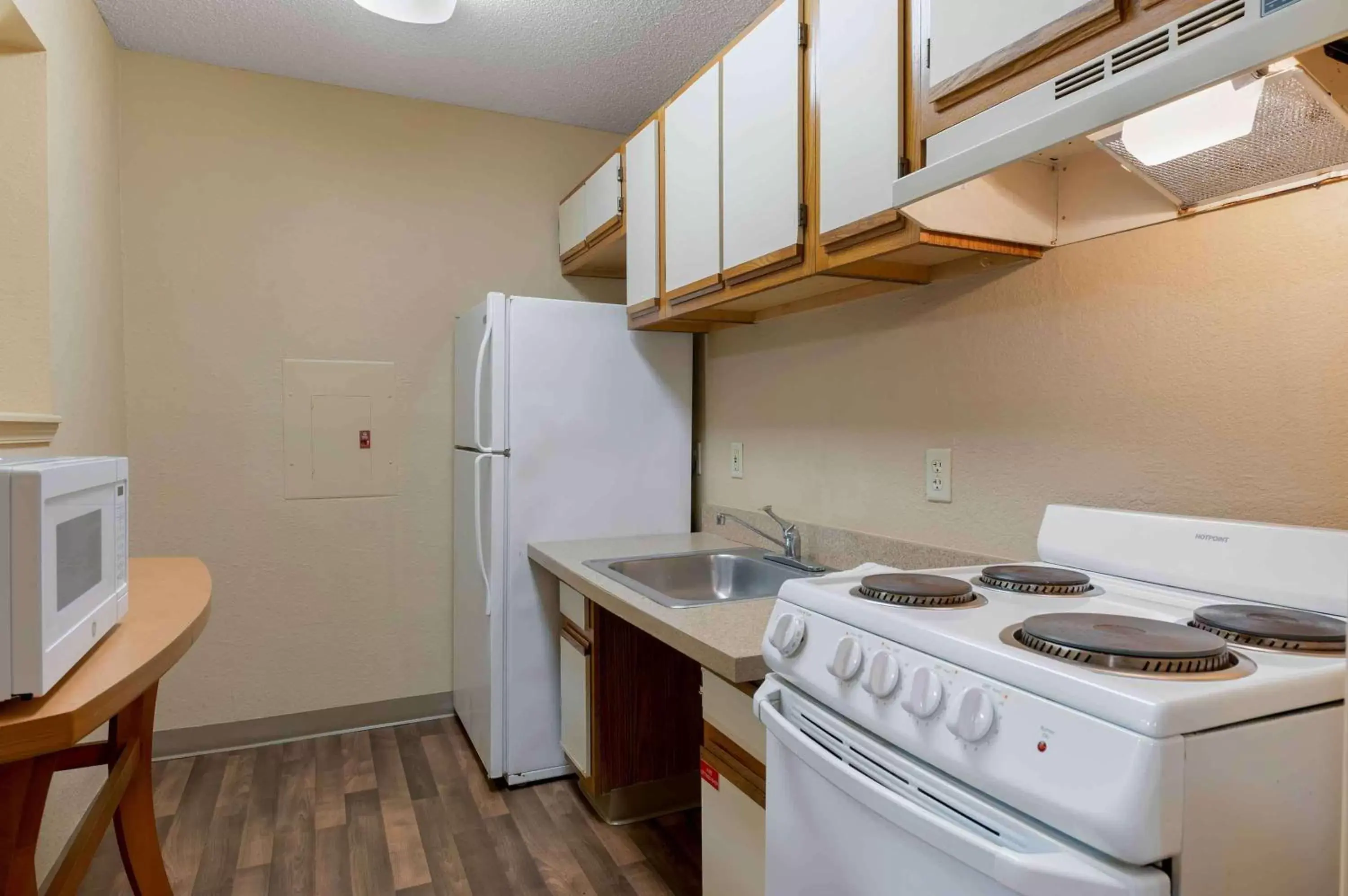 Bedroom, Kitchen/Kitchenette in Extended Stay America Suites - Arlington - Six Flags