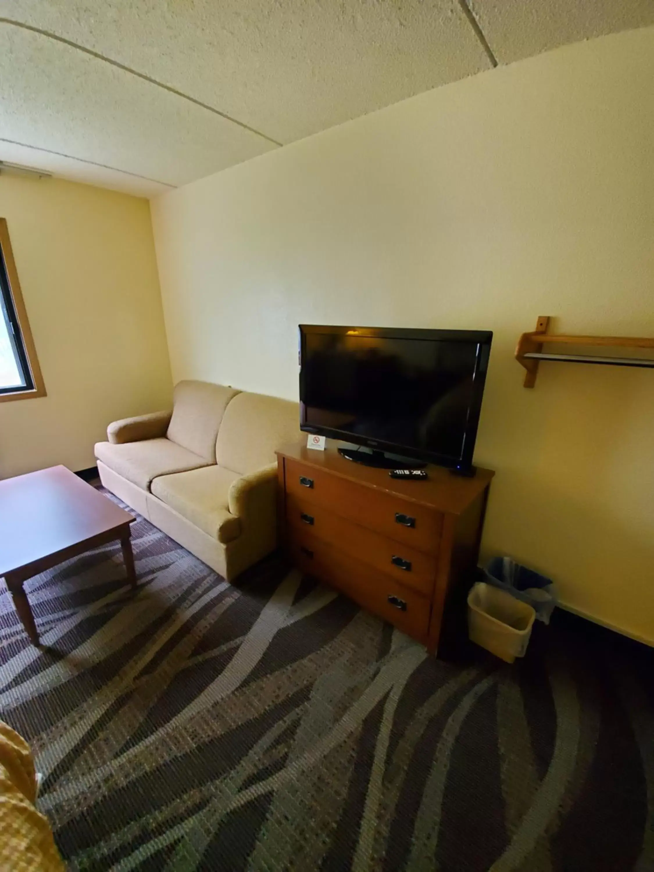 TV and multimedia, Bed in Boarders Inn and Suites by Cobblestone Hotels - Ripon TV and multimedia, Bed in Boarders Inn and Suites by Cobblestone Hotels - Ripon